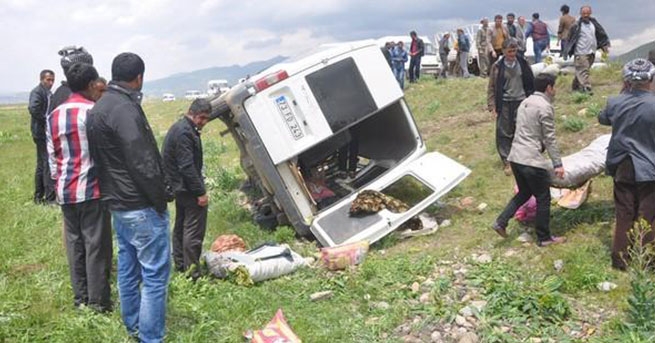 Tarım işçileri kaza yaptı: 11 işçi yaralandı