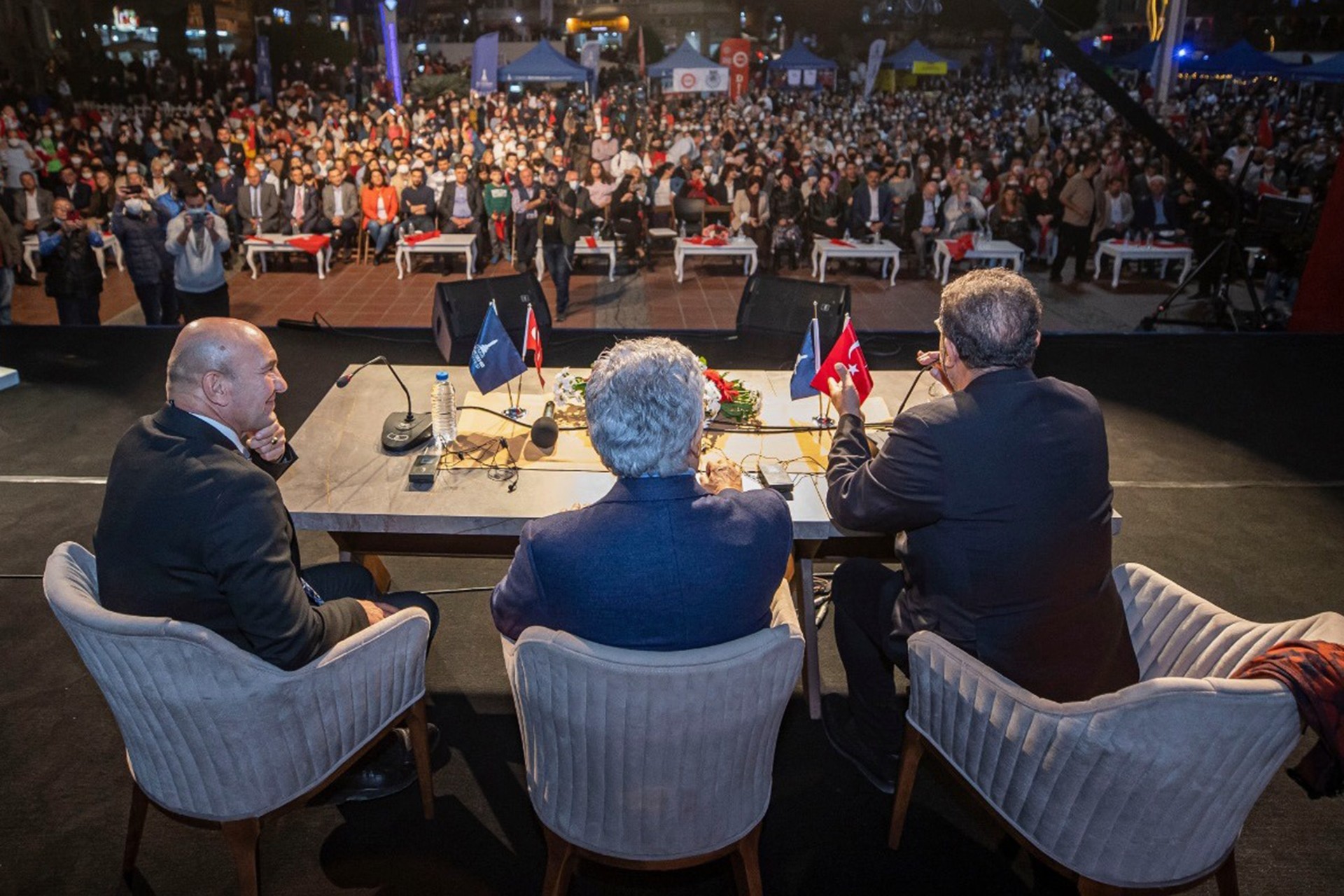 İzmir Büyükşehir Belediyesi’nin Aliağa Emek ve Demokrasi Platformu’nun katkılarıyla Aliağa’da düzenlediği Emek ve Barış Şenliği başladı.