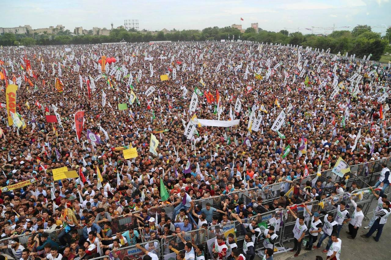 HDP bayraklarının görüldüğü epey kalabalık bir miting