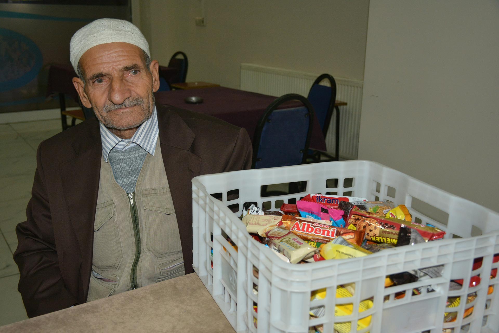 Mustafa Çabuk sepettekileri kahvehanede satış yapıyor