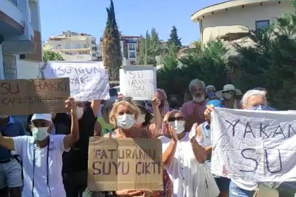 Su faturalarını protesto eden halk.