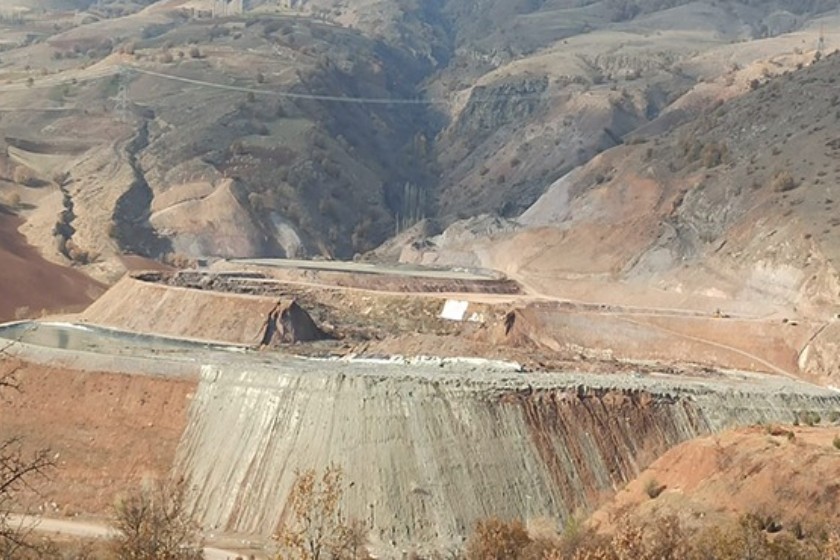 Giresun'un Şebinkarahisar İlçesi Yedikardeş Köyü yakınlarındaki kurşun-çinko-bakır madeninin atık havuzunun patlaması sonrası kimyasal atıklar dereye karıştı. Köylüler kaderleriyle baş başa bırakıldı.