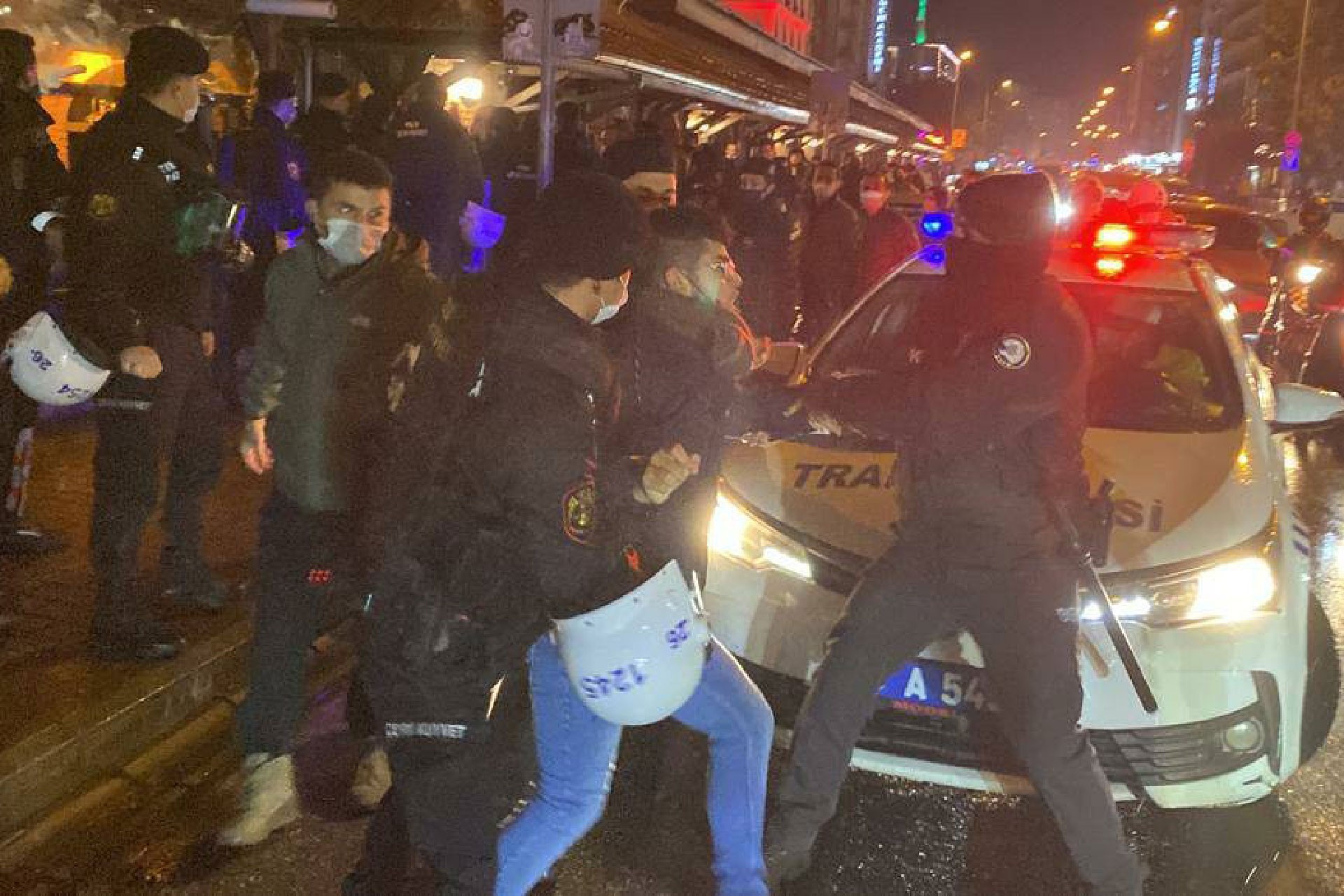 Eskişehir'de polis, hükümeti istifaya çağıran yurttaşları gözaltına aldı