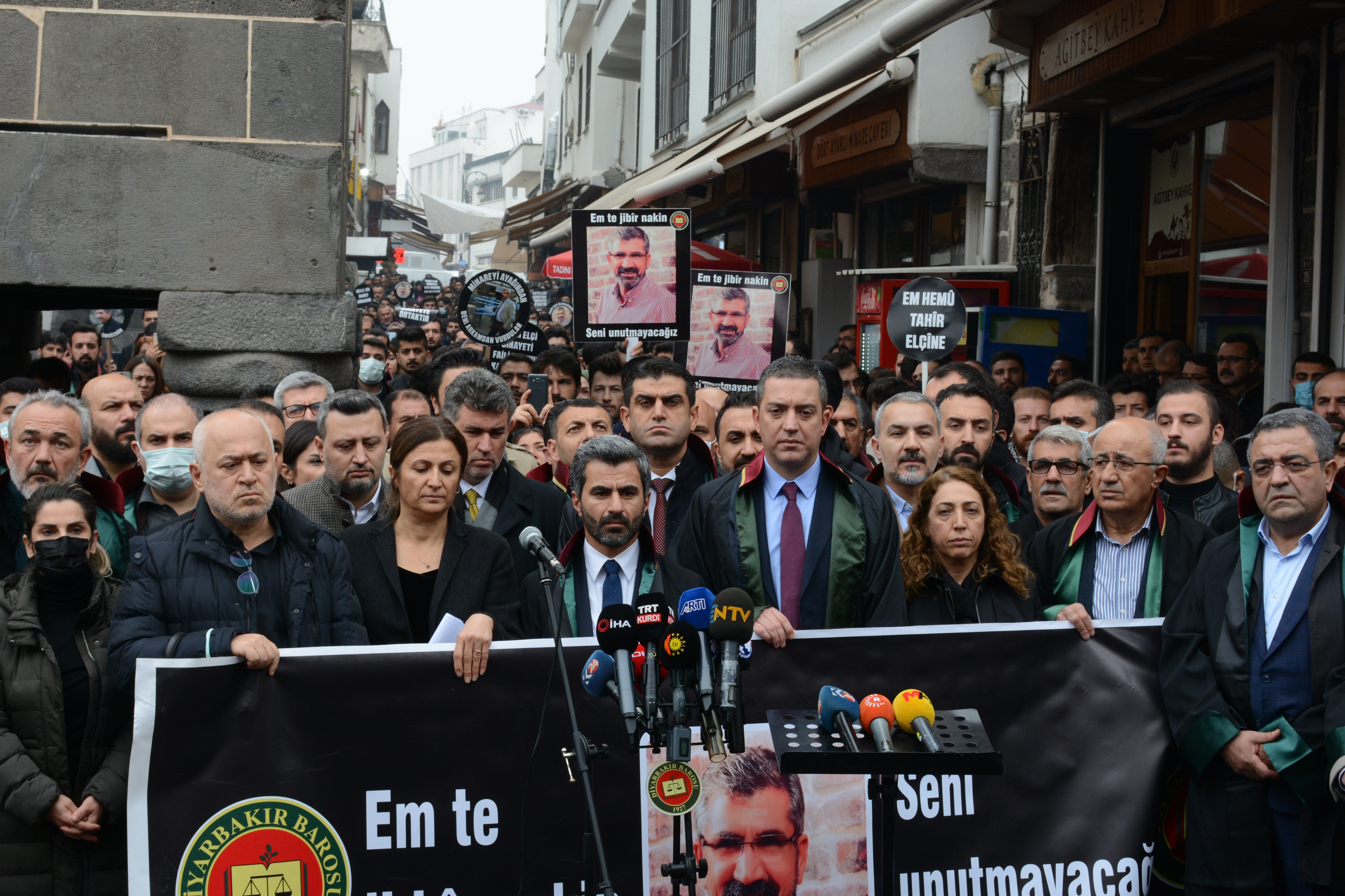 Tahir Elçi'nin öldürülmesinin 6'ncı yıl dönümünde düzenlenen anmadan bir fotoğraf.