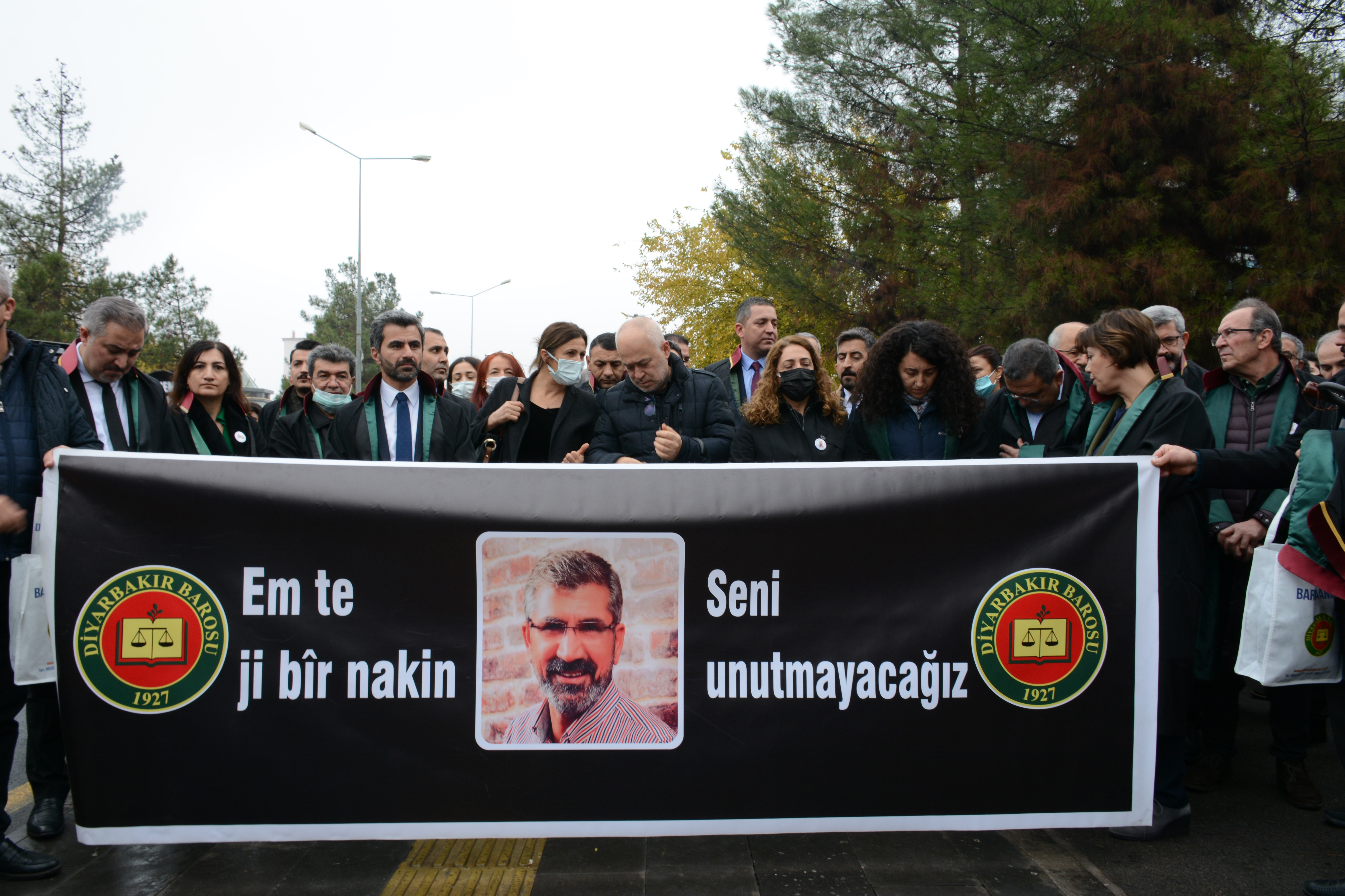 Tahir Elçi'nin öldürülmesinin 6'ncı yıl dönümünde düzenlenen anmadan bir fotoğraf.