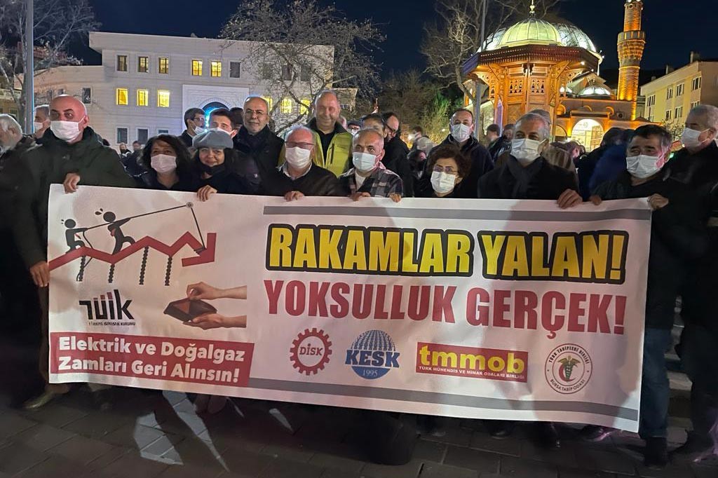 Rakamlar yalan yoksulluk gerçek pankartı arkasında açıklama yapanlar