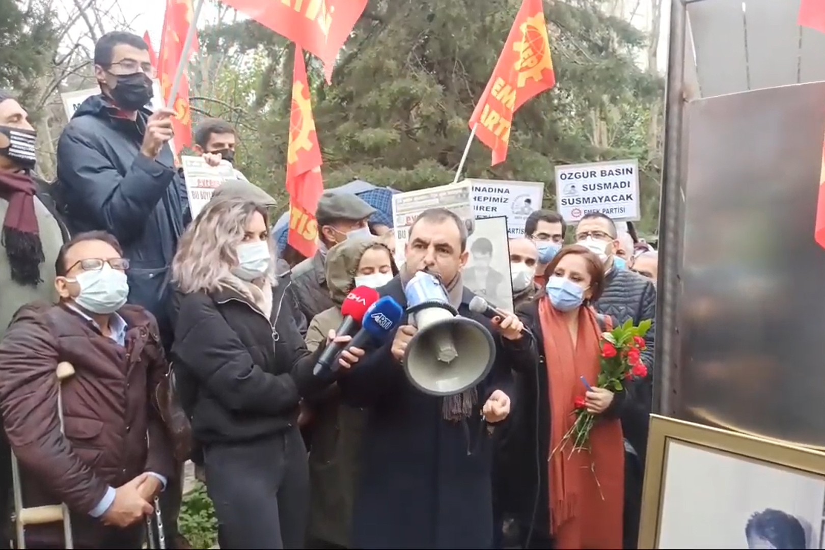 metin göktepe mezarı başında anma