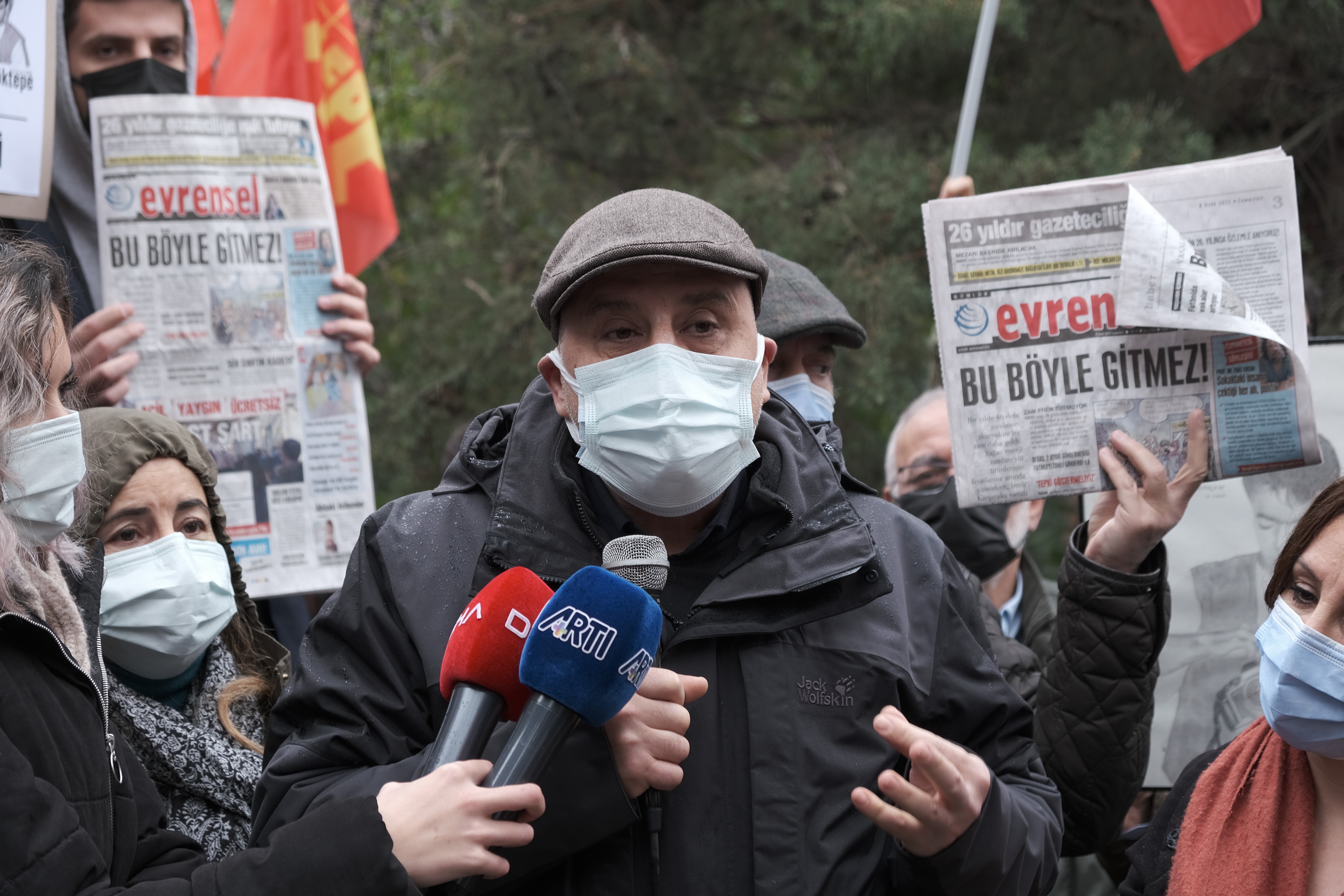 Ahmet Şık, Metin Göktepe'nin mezarı başında 