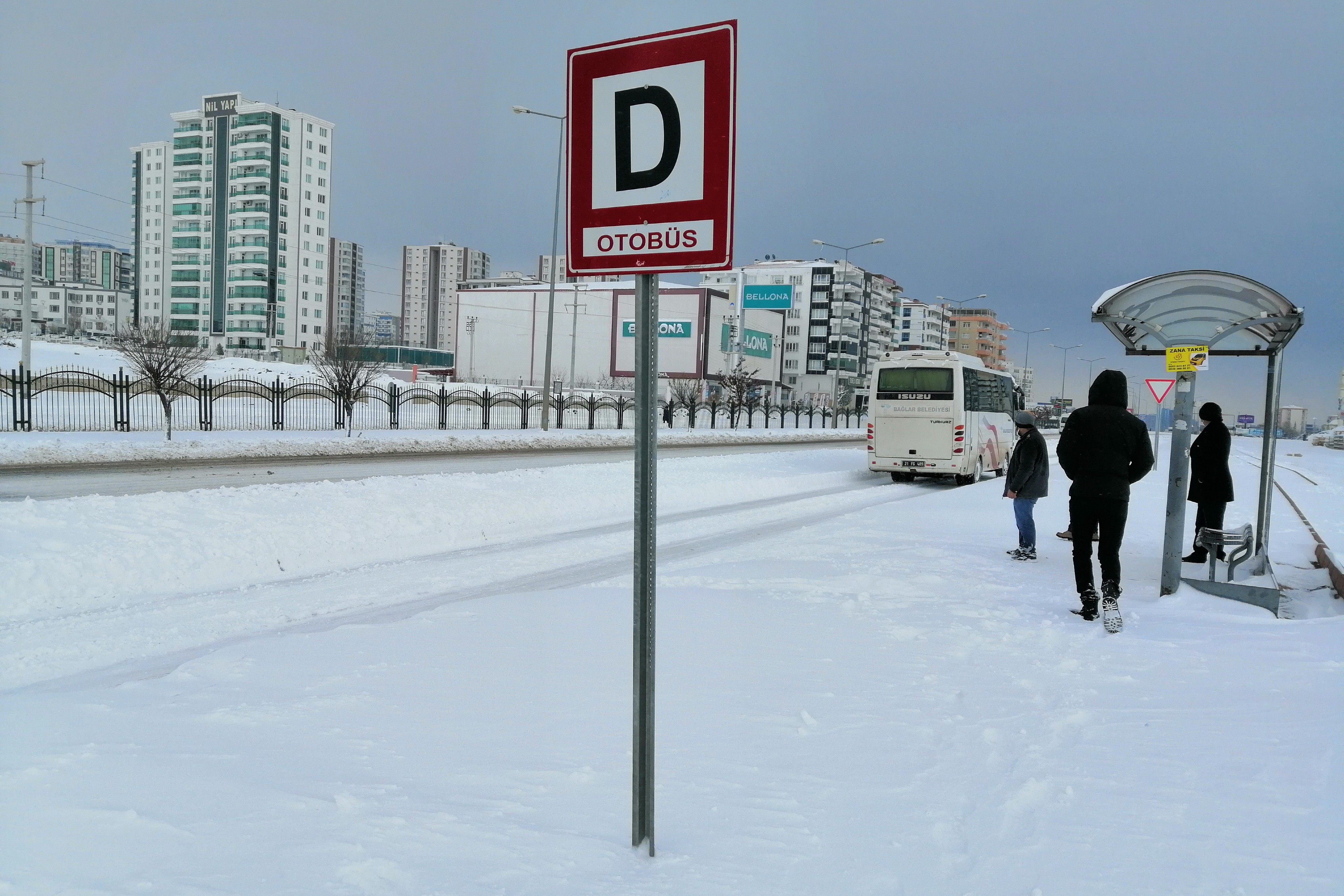 Diyarbakır'da etkili olan kar yaşamı olumsuz etkiledi