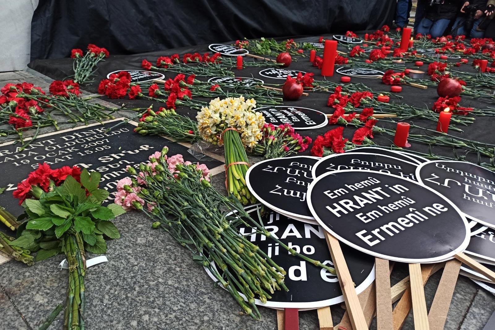 Hrant Dink öldürülüşünün 15. yılında anılıyor. Öldürüldüğü yere dövizler, mumlar ve karanfiller bırakıldı.