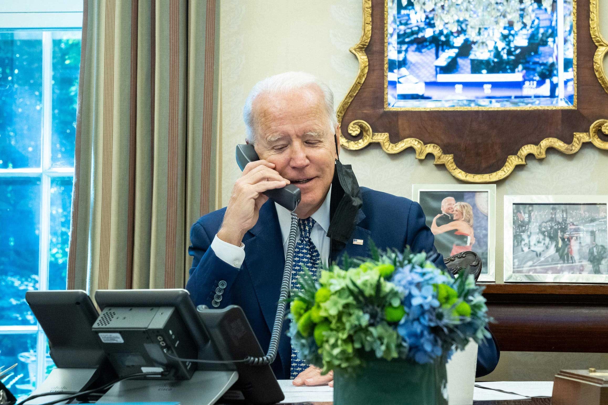 Joe Biden neşeli şekilde telefonla konuşuyor