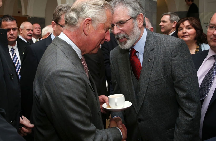 Prens Charles ile Gerry Adams ilk kez bir araya geldi