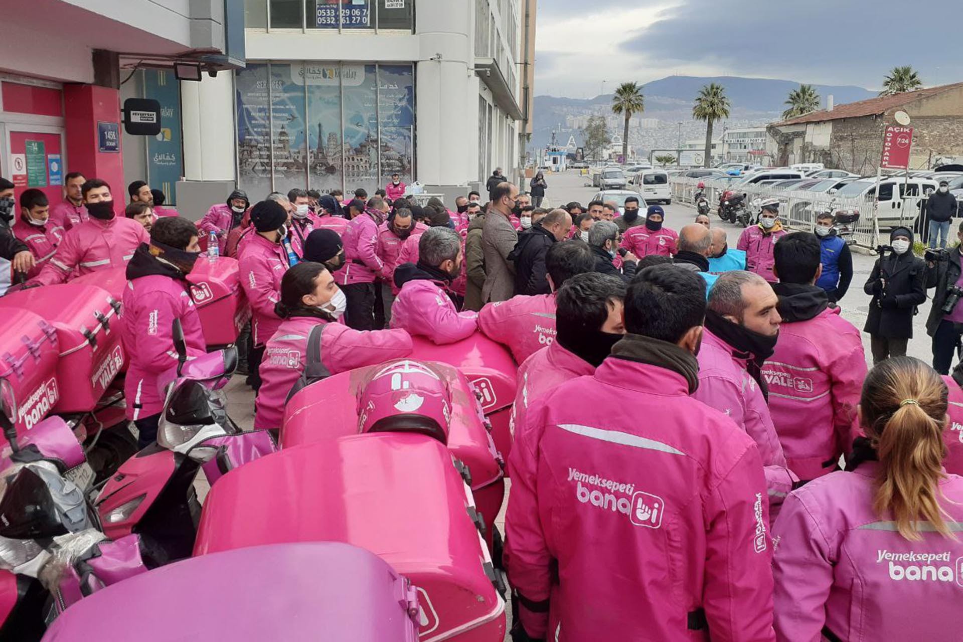 İzmir’de Yemeksepeti Banabi’de çalışan kuryeler ve depo işçileri