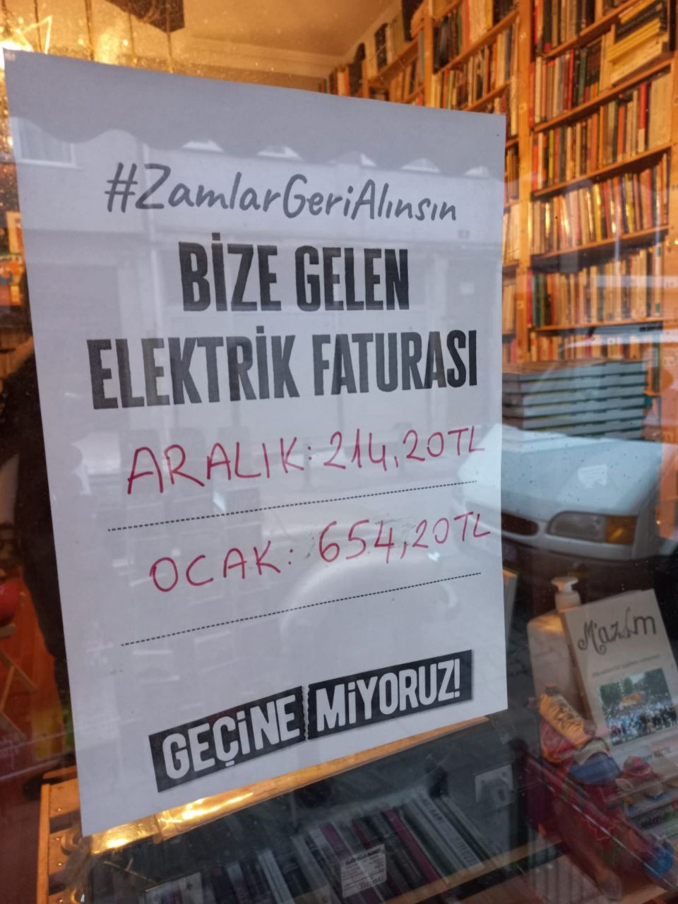 Esnaf aralık ocakta elektrik fatura tutarlarını yazan afişleri cama astı 