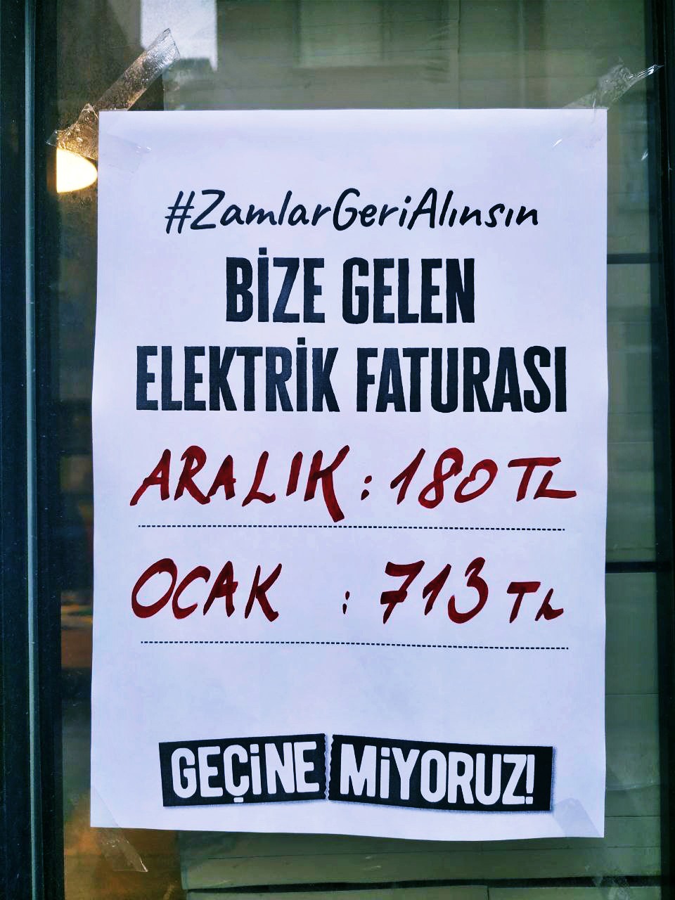 Esnaf aralık ocakta elektrik fatura tutarlarını yazan afişleri cama astı 