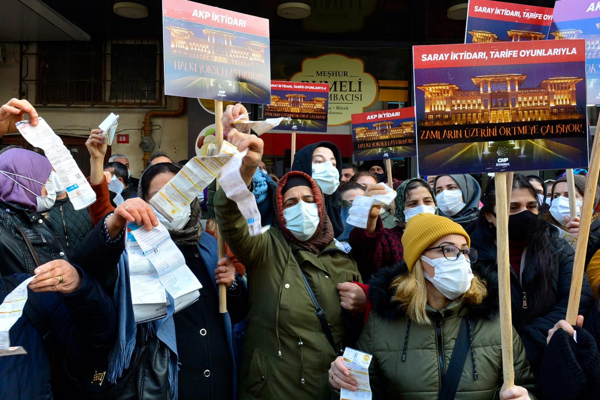 İstanbul'da elektrik faturalarını gösteren CHP'liler