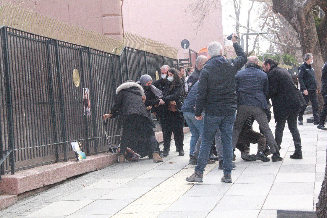 Doku ailesi gözaltına alındı