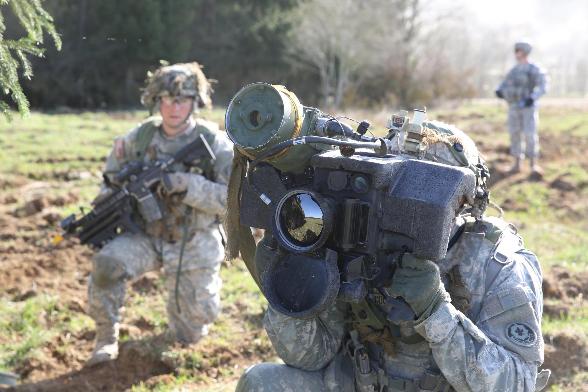 Avrupa tatbikatında anti-tank roketi taşıyan bir asker.