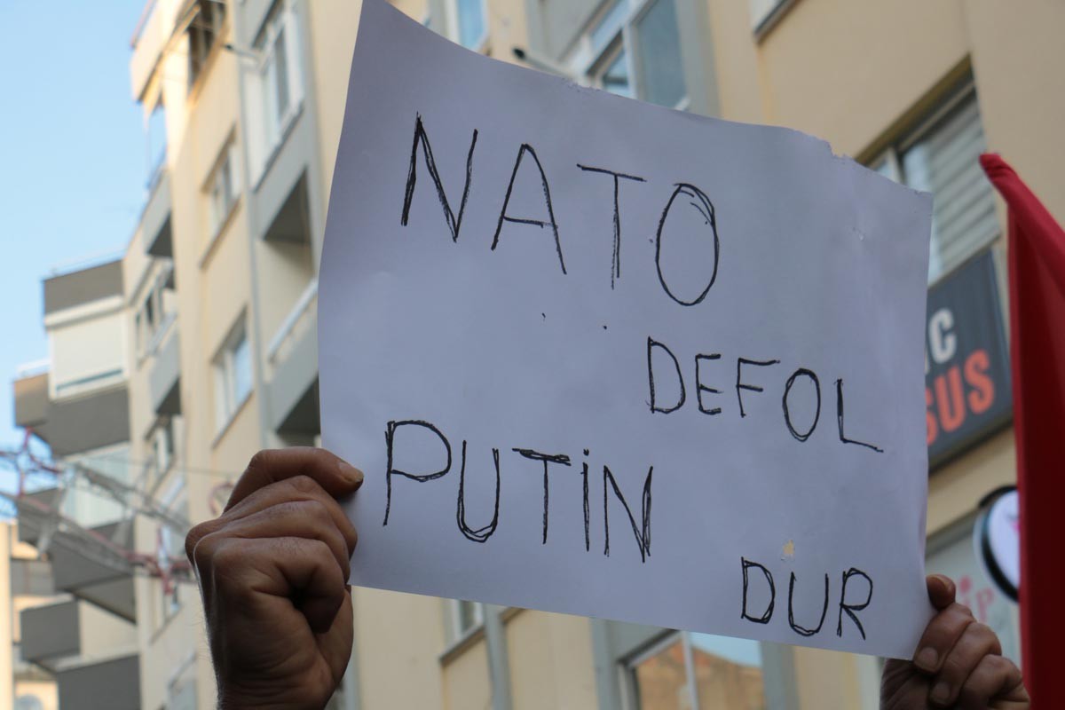 Nato defol Putin dur yazılı döviz