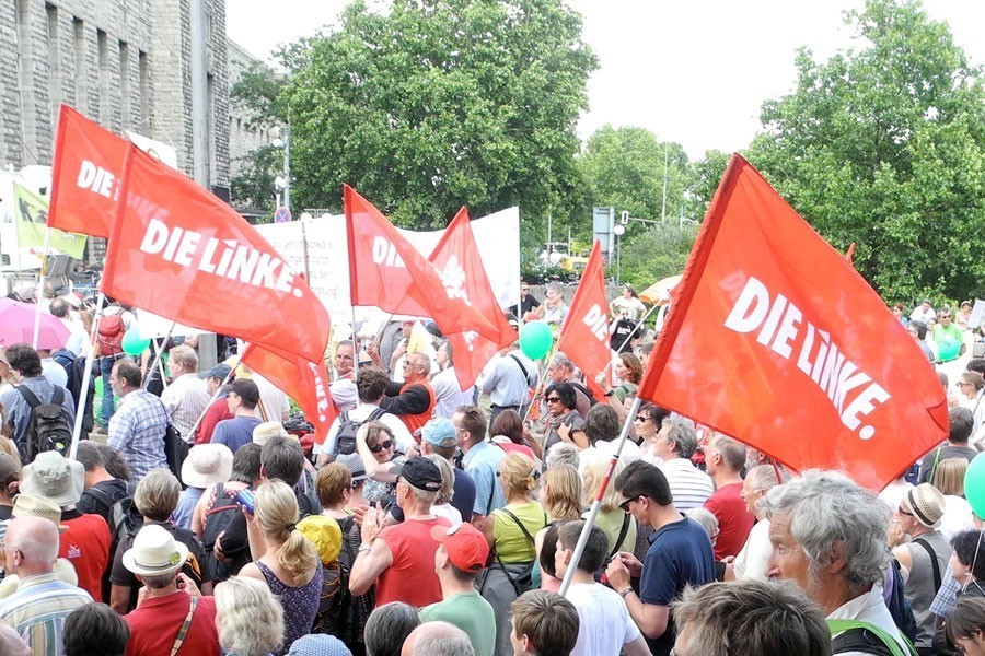 Almanya'da Die Linke bayrakları taşıyanlar