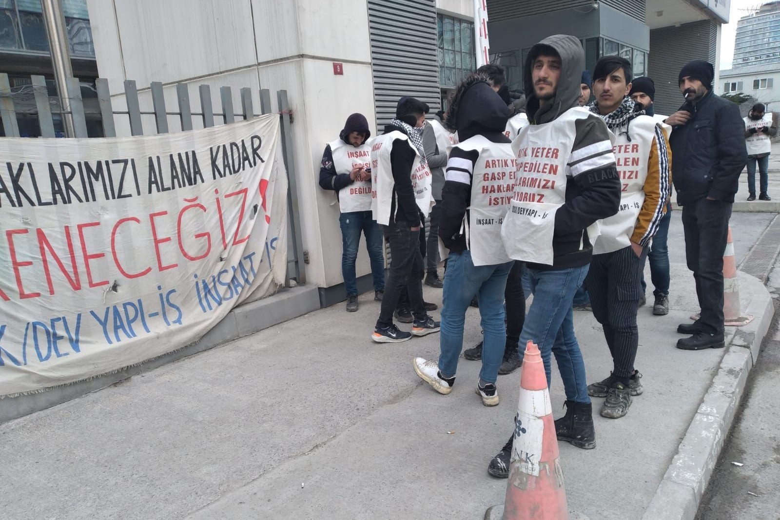 Finans Merkezi şantiyesinde işten atılan işçiler direnişe geçti