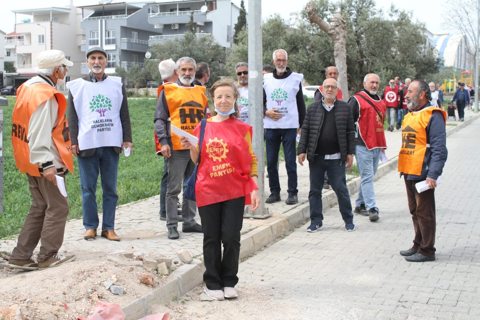 Didim'de siyasi parti temsilcileri bildiri dağıttı