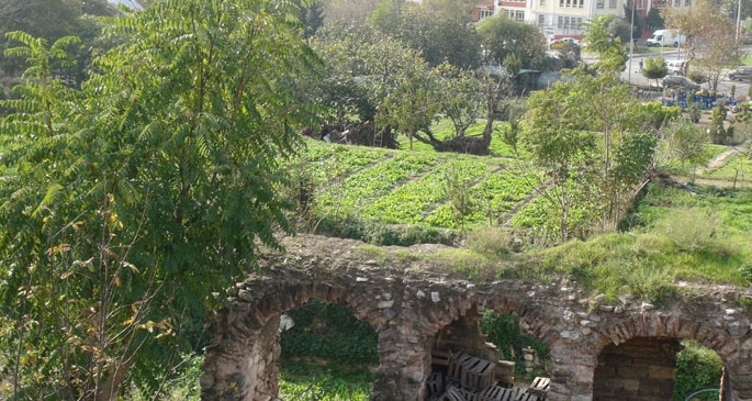 Tarihi bostan süs  havuzunu püskürttü