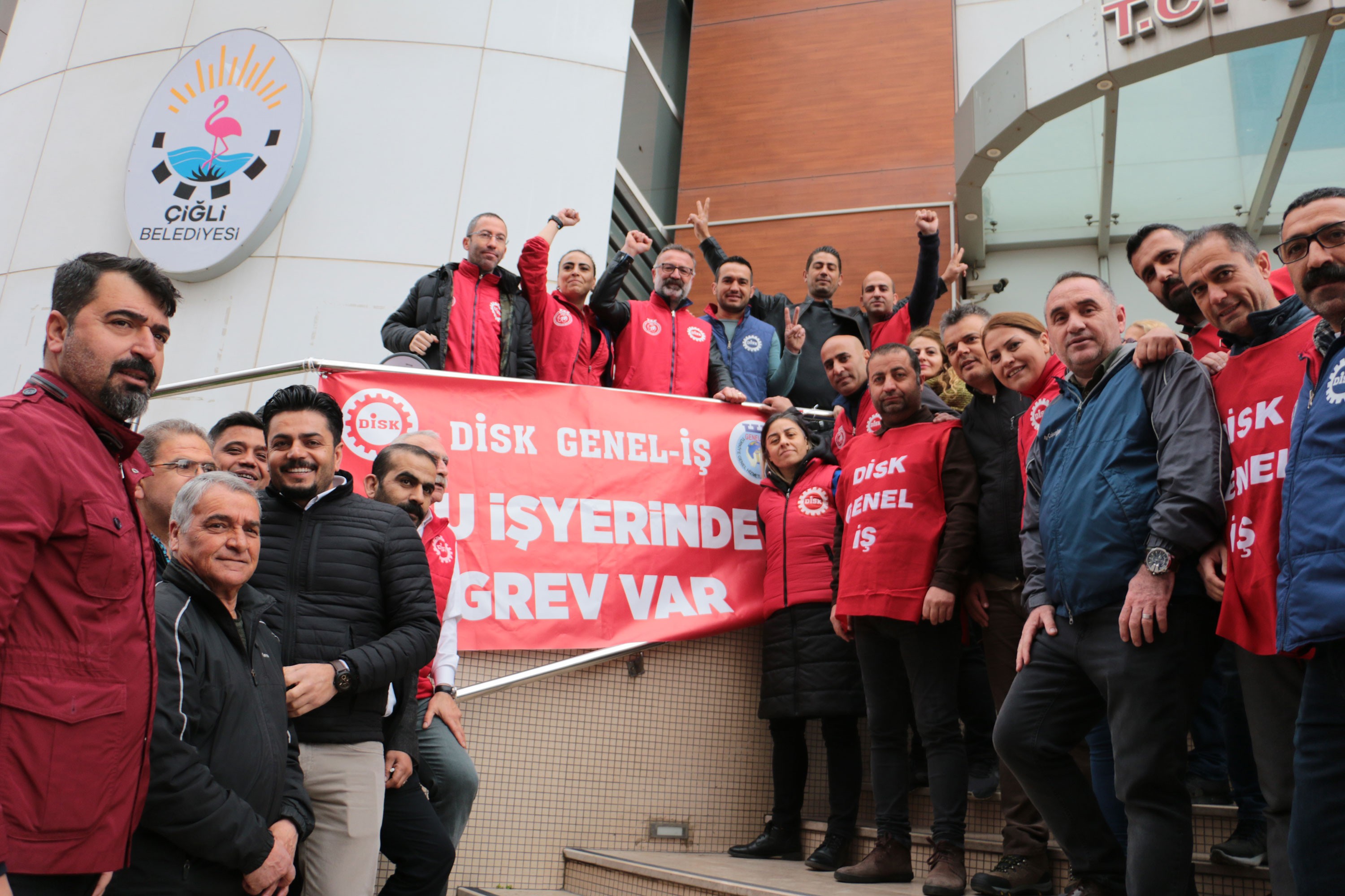 Greve çıkan Çiğli Belediyesi işçileri