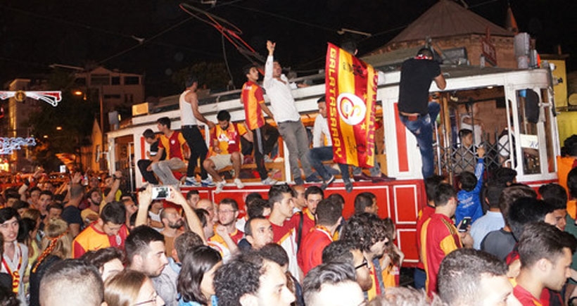 Galatasaraylılar galibiyeti Taksim’de kutladı