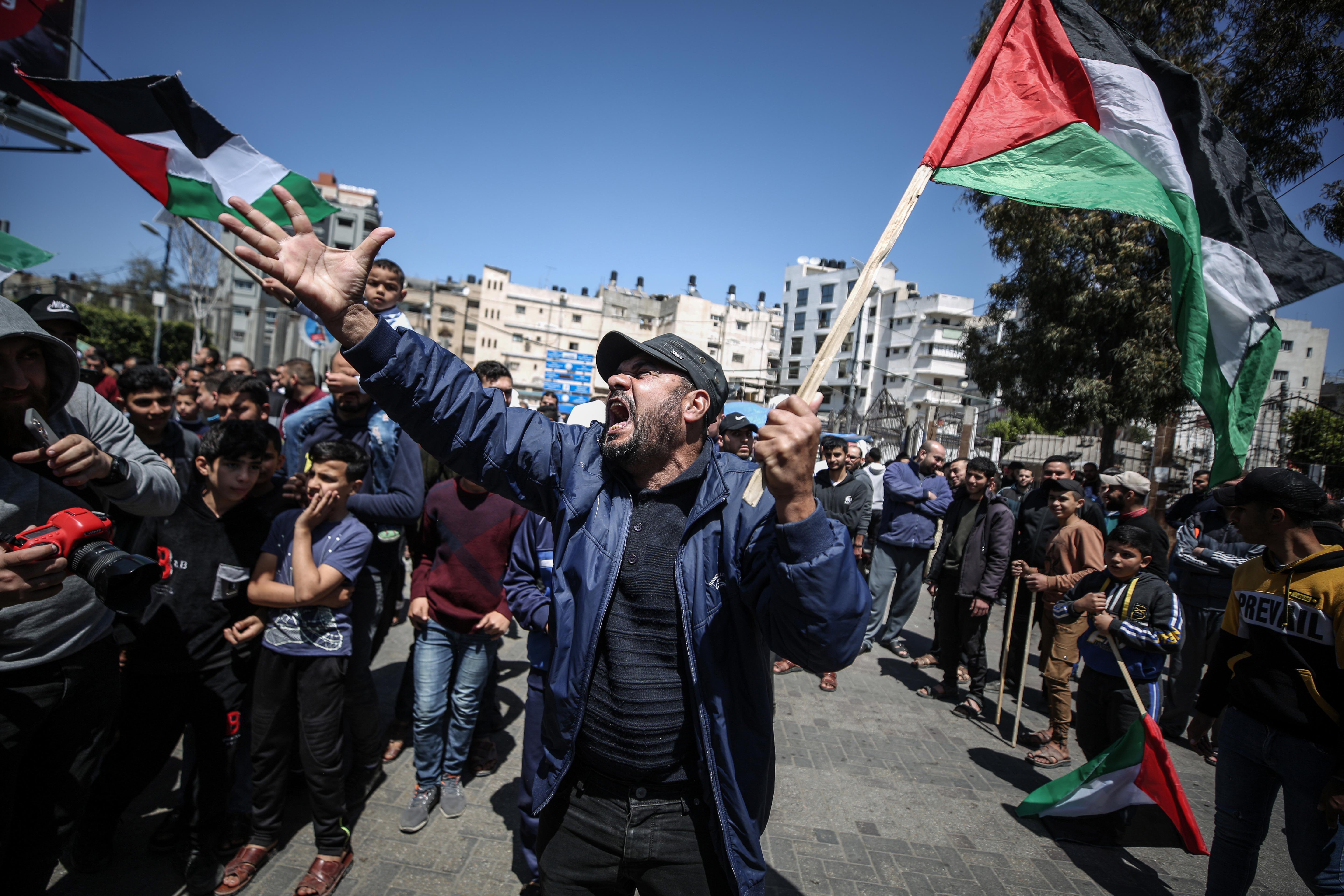 İşgal altındaki Batı Şeria’nın el Halil kent merkezinde toplanan Filistinliler, İsrail güçlerinin Batı Şeria ve Mescid-i Aksa’ya düzenlediği baskınları protesto ediyor.