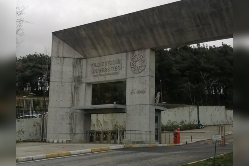 Yıldız Teknik Üniversitesi giriş kapısı