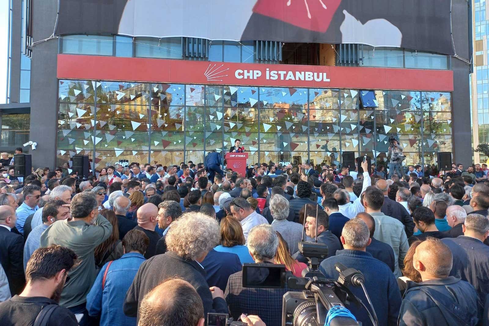 CHP İstanbul İl Başkanlığı önü