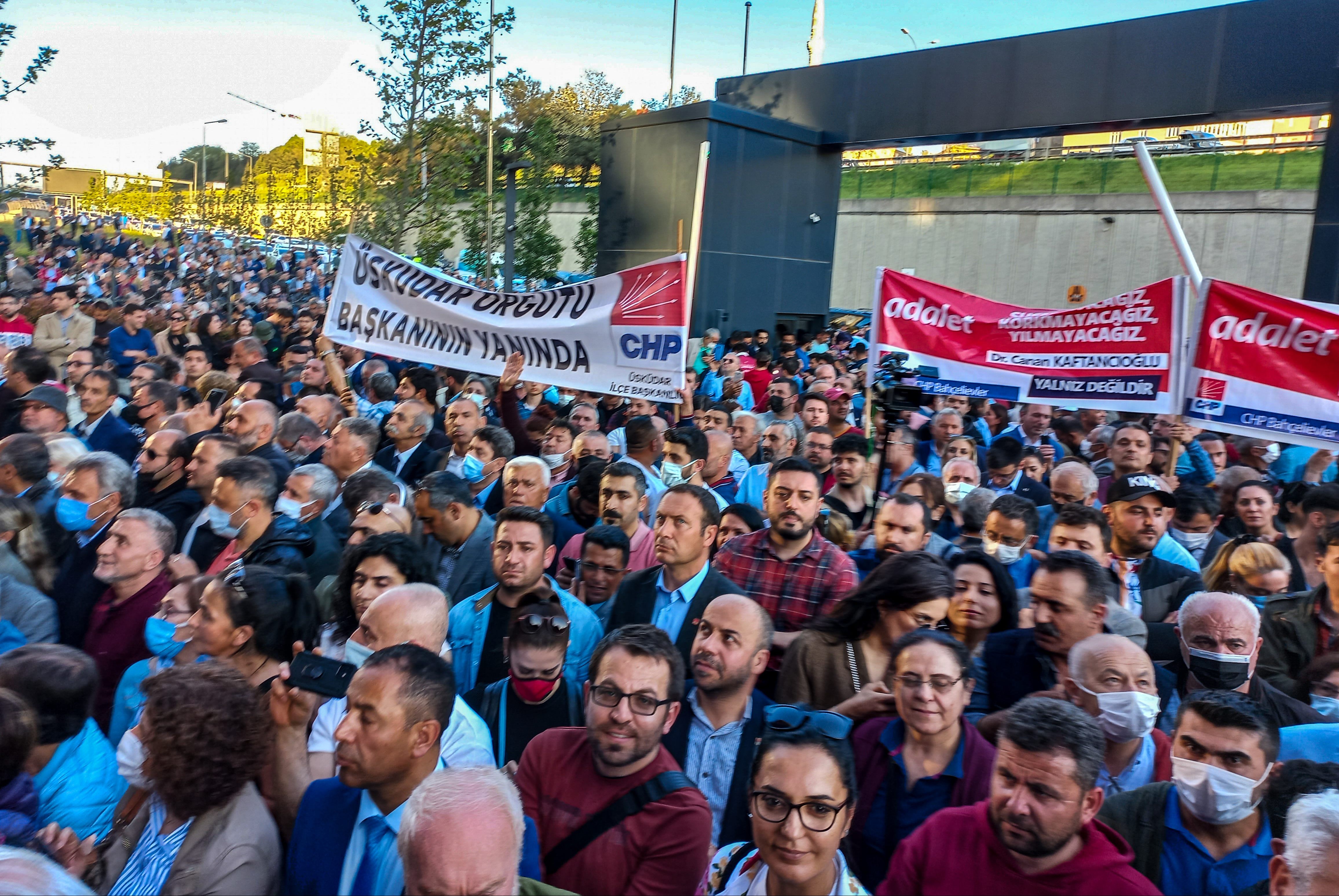 CHP üye ve yöneticileri Canan Kaftancıoğlunun cezalarının onaylanması üzerine CHP İstanbul İl Örgütü önünde toplandı