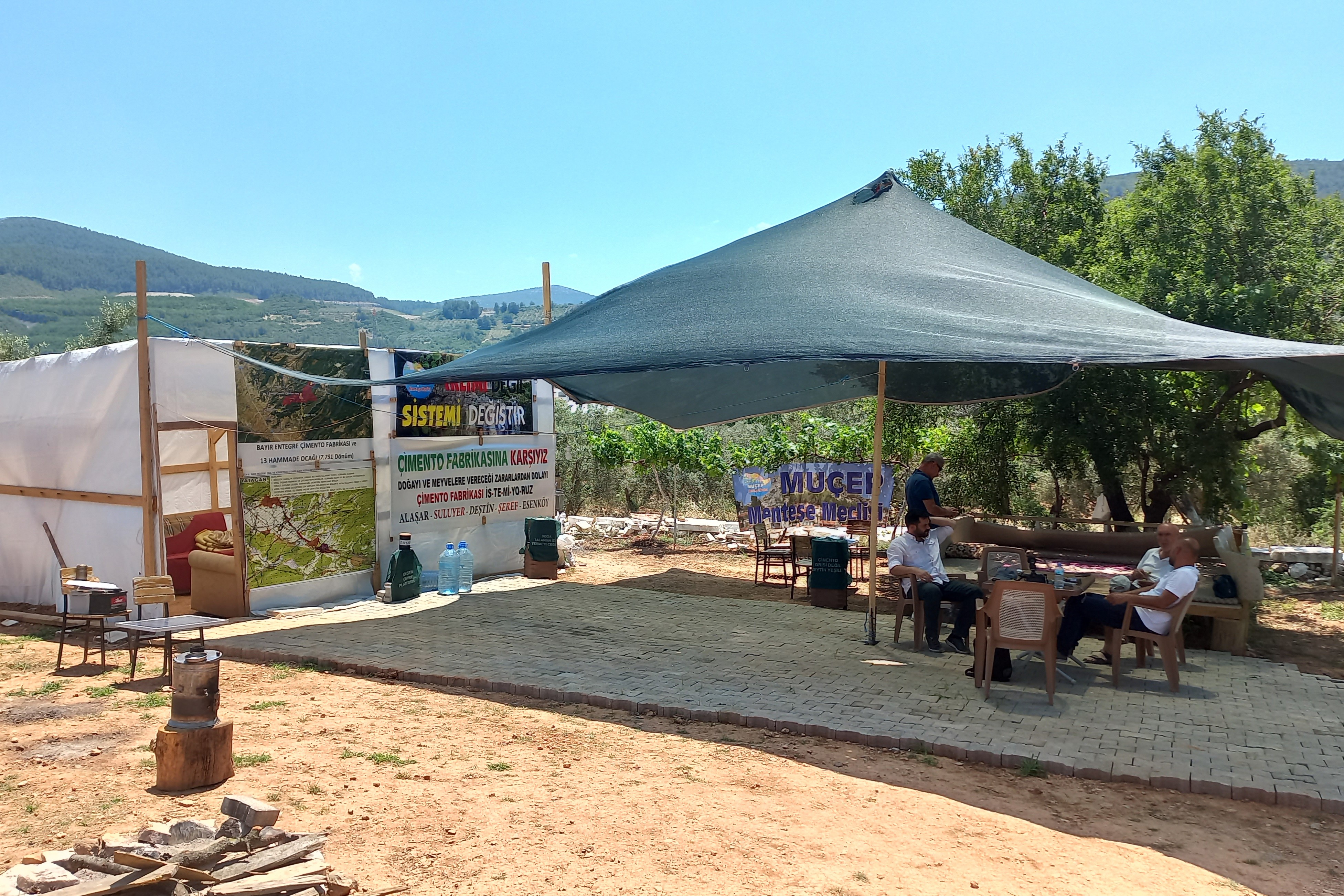 Muğla'da kurulmak istenen çimento fabrikasına karşı nöbetteki köylüler.