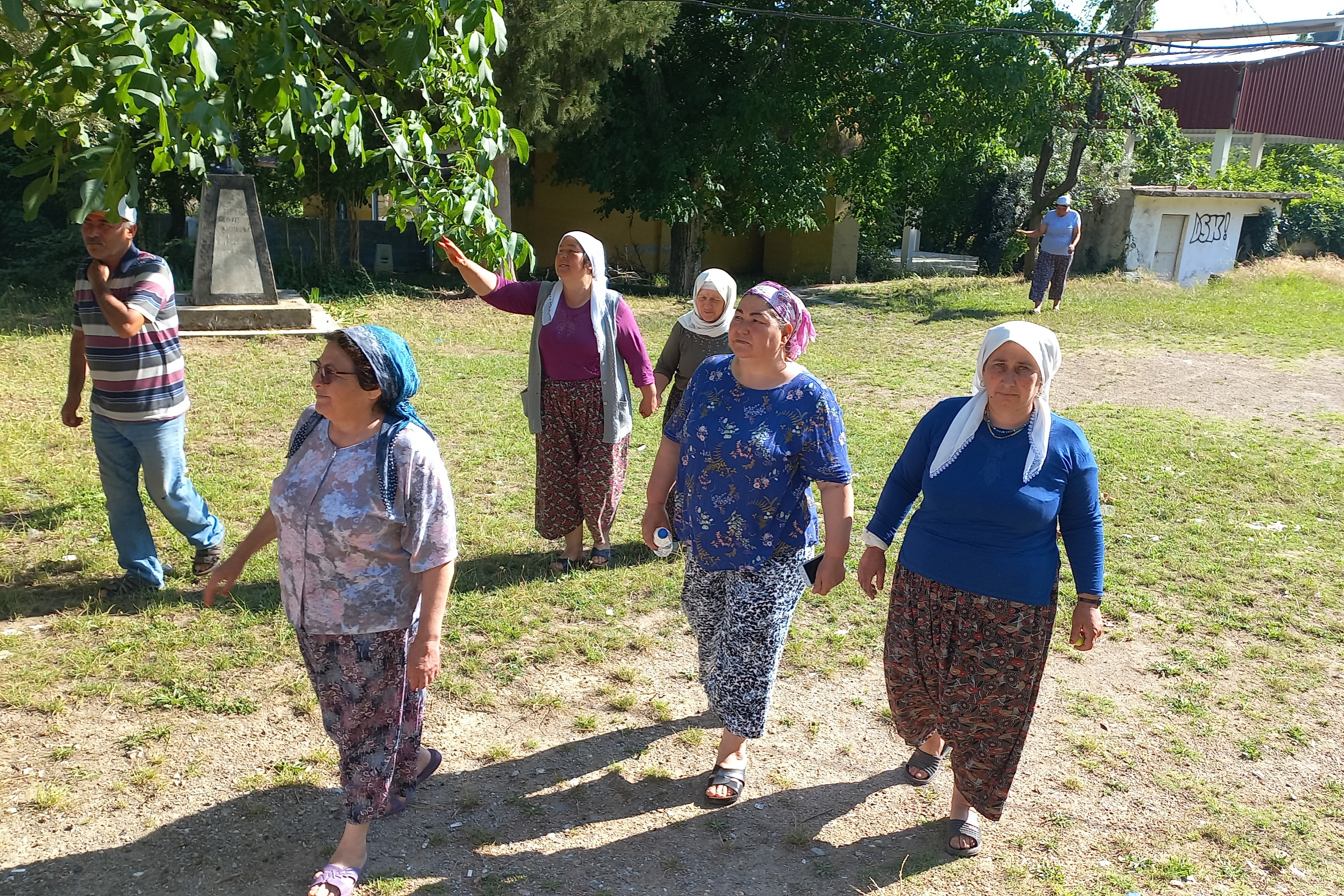 Muğla'da kurulmak istenen çimento fabrikasına karşı nöbetteki köylüler.