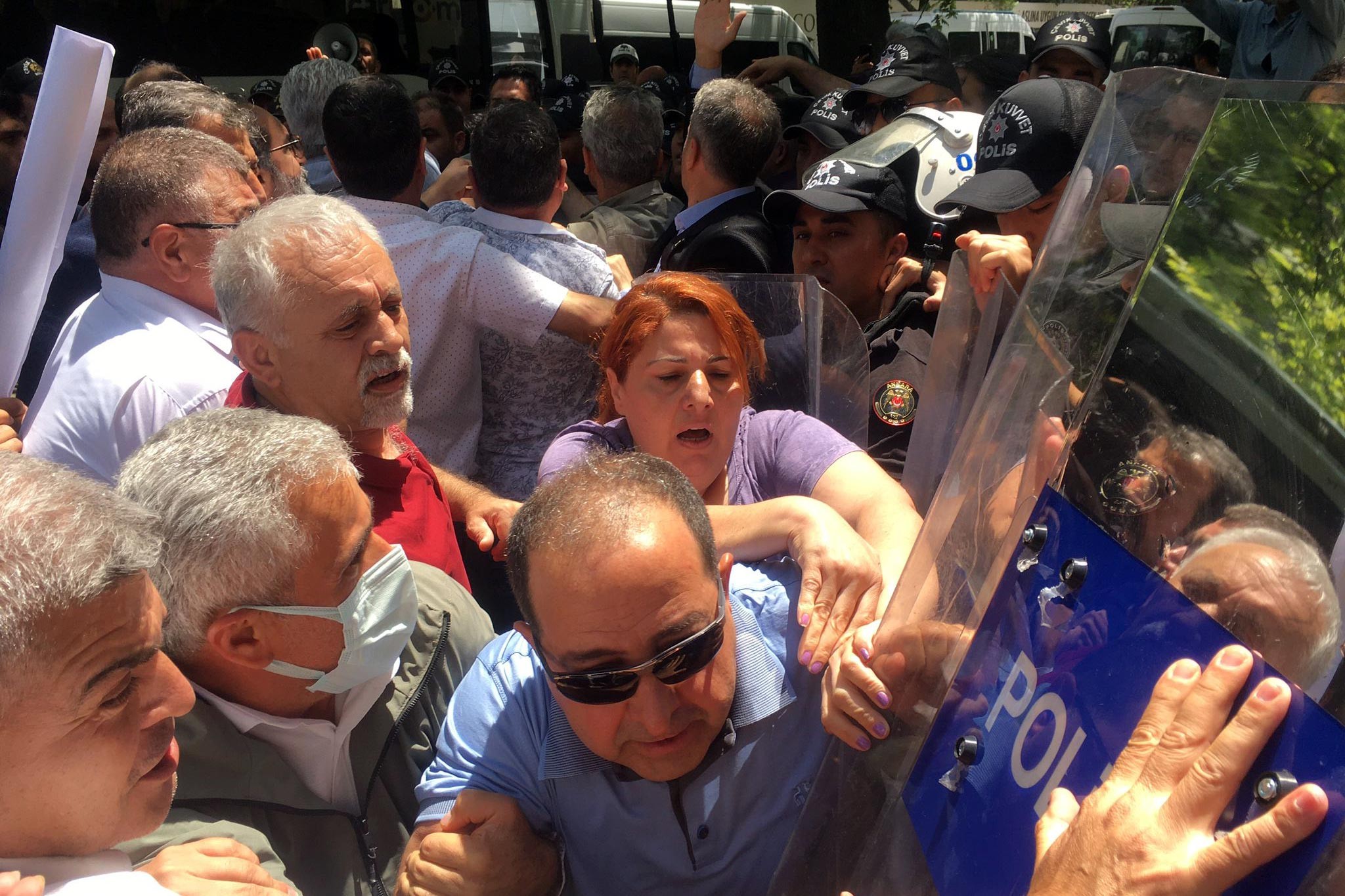 TÜİK önünde açıklama yapmak isteyen KESK üyelerine polis müdahalesi