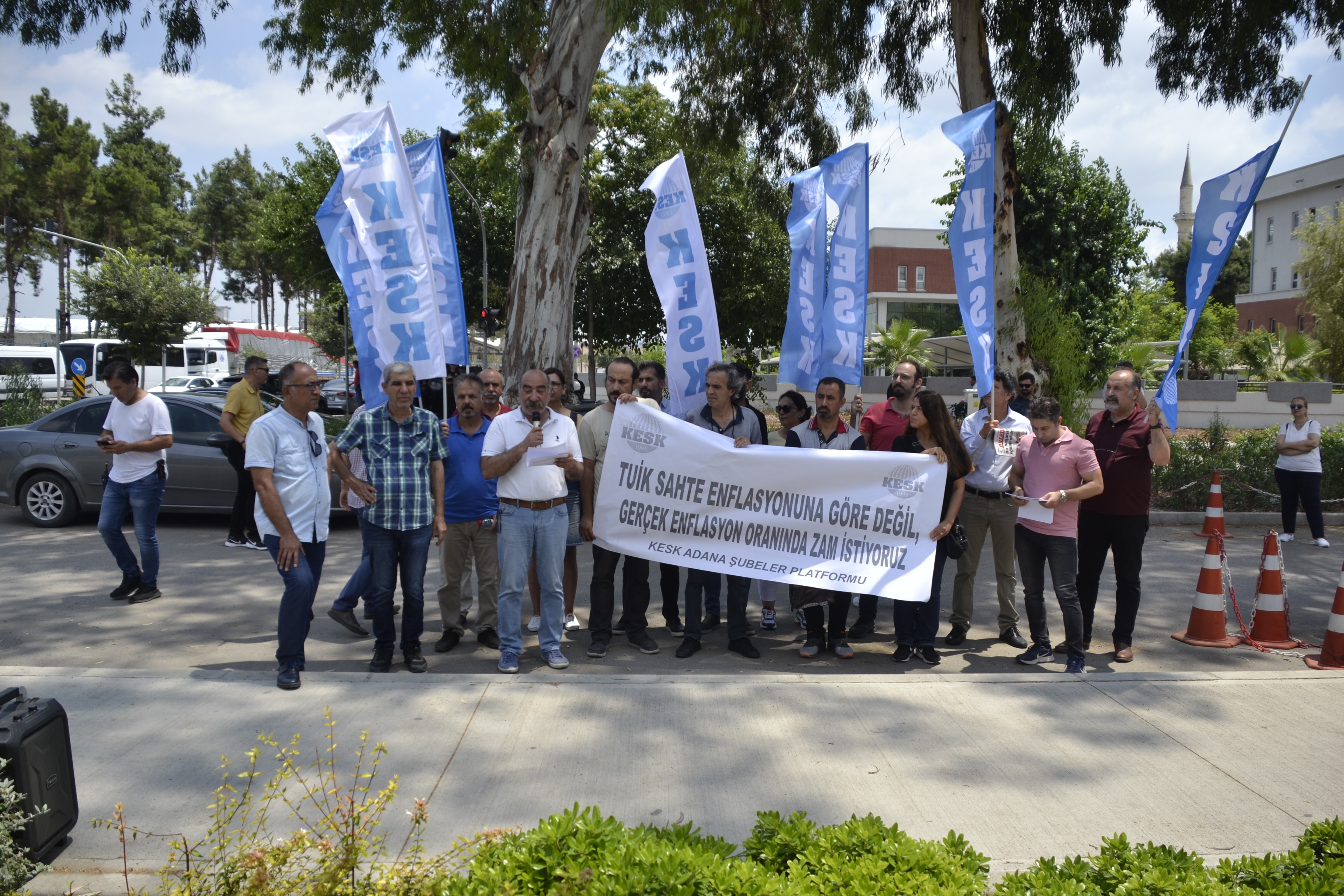 Adana'da KESK üyeleri açıklama düzenledi