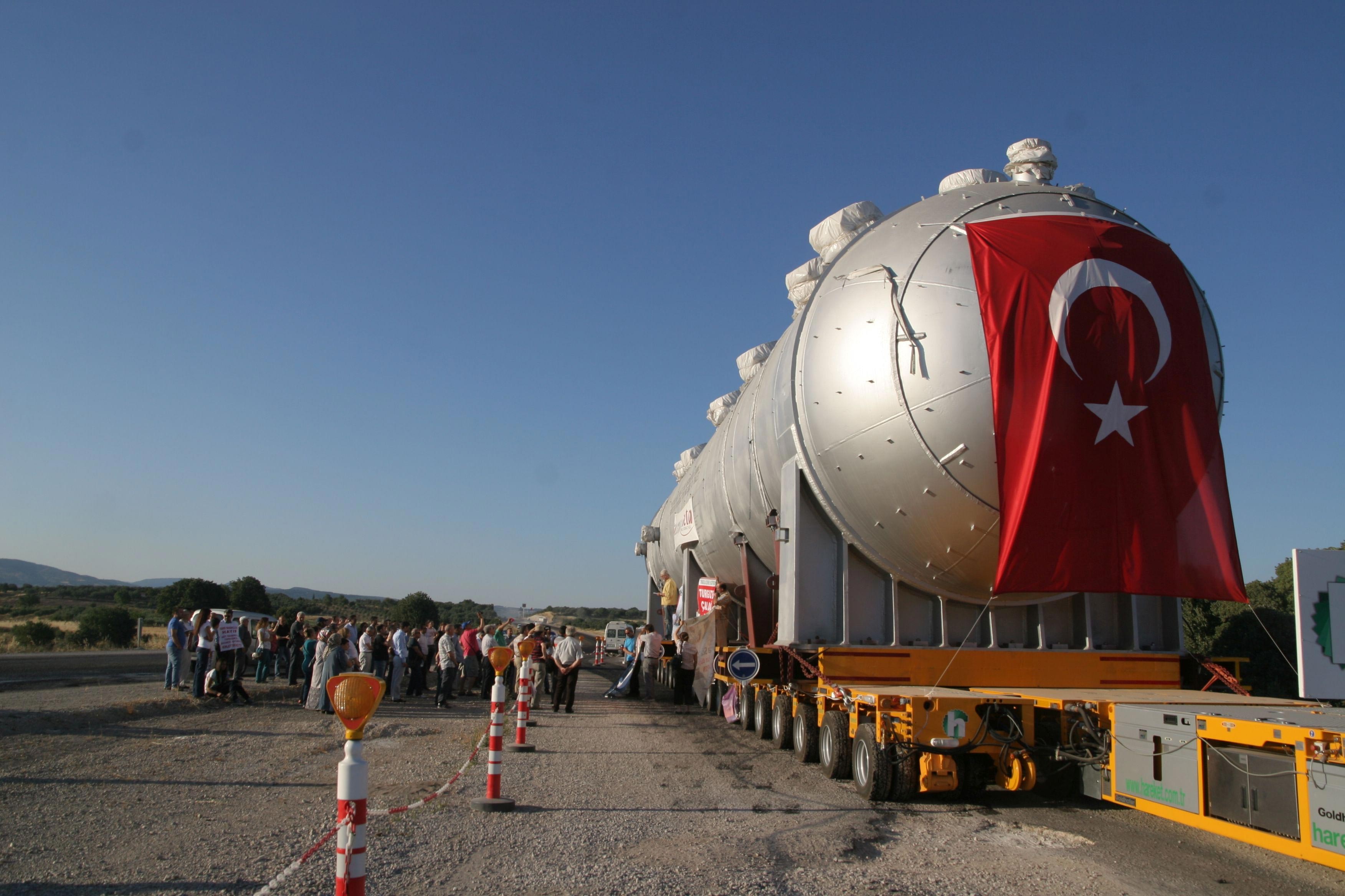 Gördesteki sülfirik asit tesisi için getirilen kazan ve önünde eylemciler