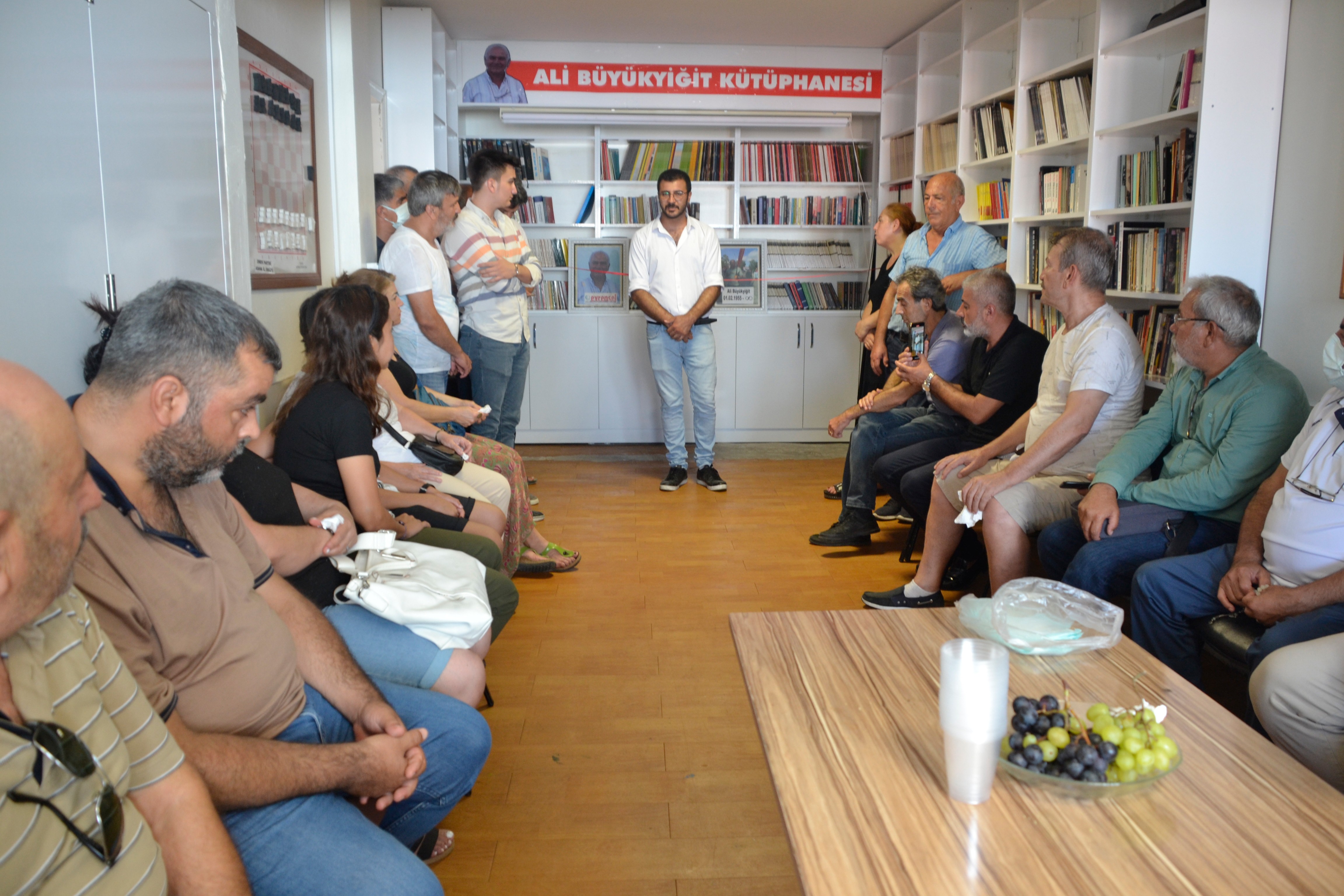 Adana'da Ali Büyükyiğit adına kurulan kütüphanenin açılış töreninden bir fotoğraf.