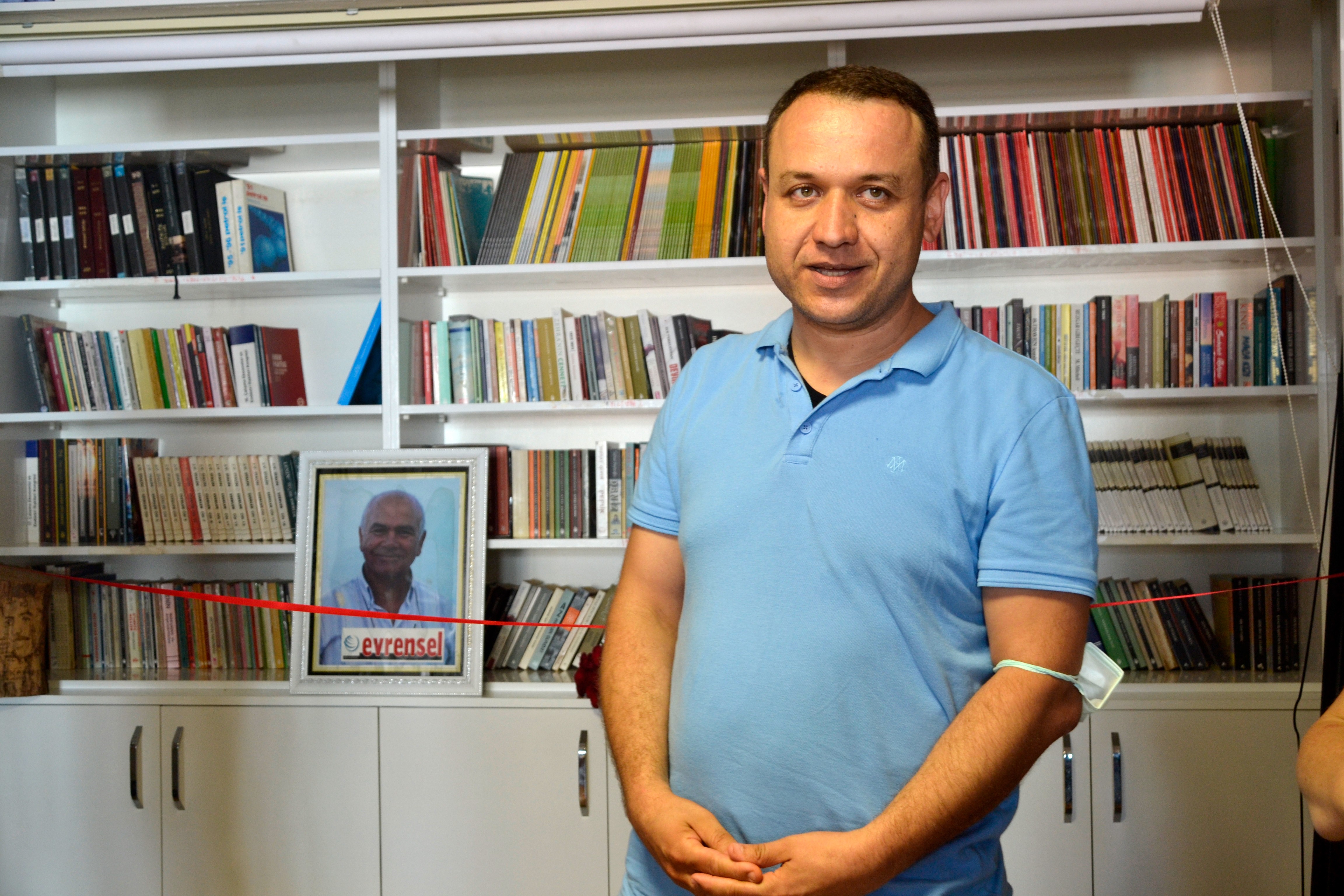 Gazeteci Barış Avşar, Adana'da Ali Büyükyiğit adına kurulan kütüphanenin açılış töreninde konuşurken.