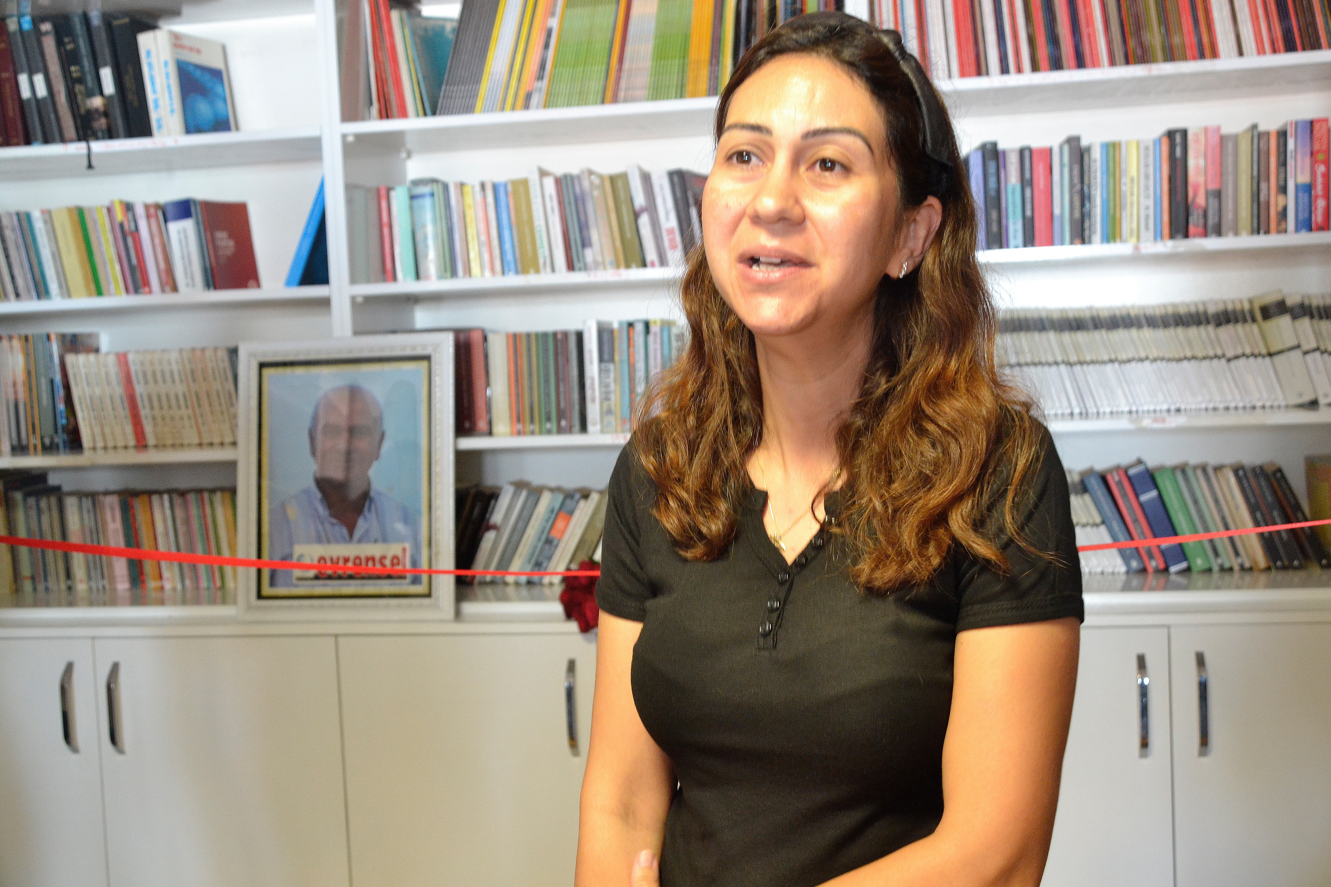 Ali Büyükyiğit'in kızı Onur Kartal, Adana'da babasının adına kurulan kütüphanenin açılış töreninde konuşurken.