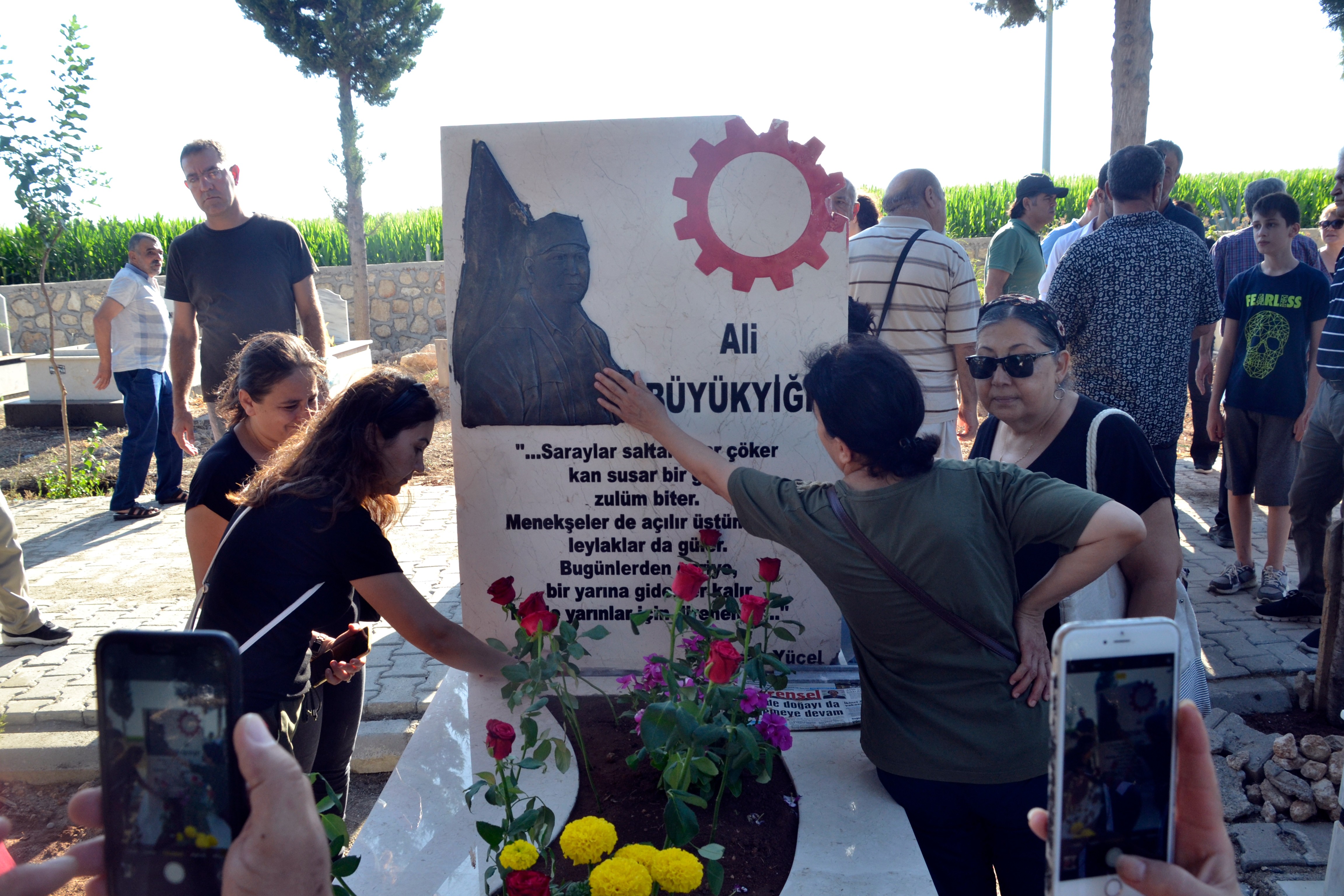 Emek Partisi Adana İl Yöneticisi Ali Büyükyiğit'in mezarı başında yapılan anma töreninden bir fotoğraf.