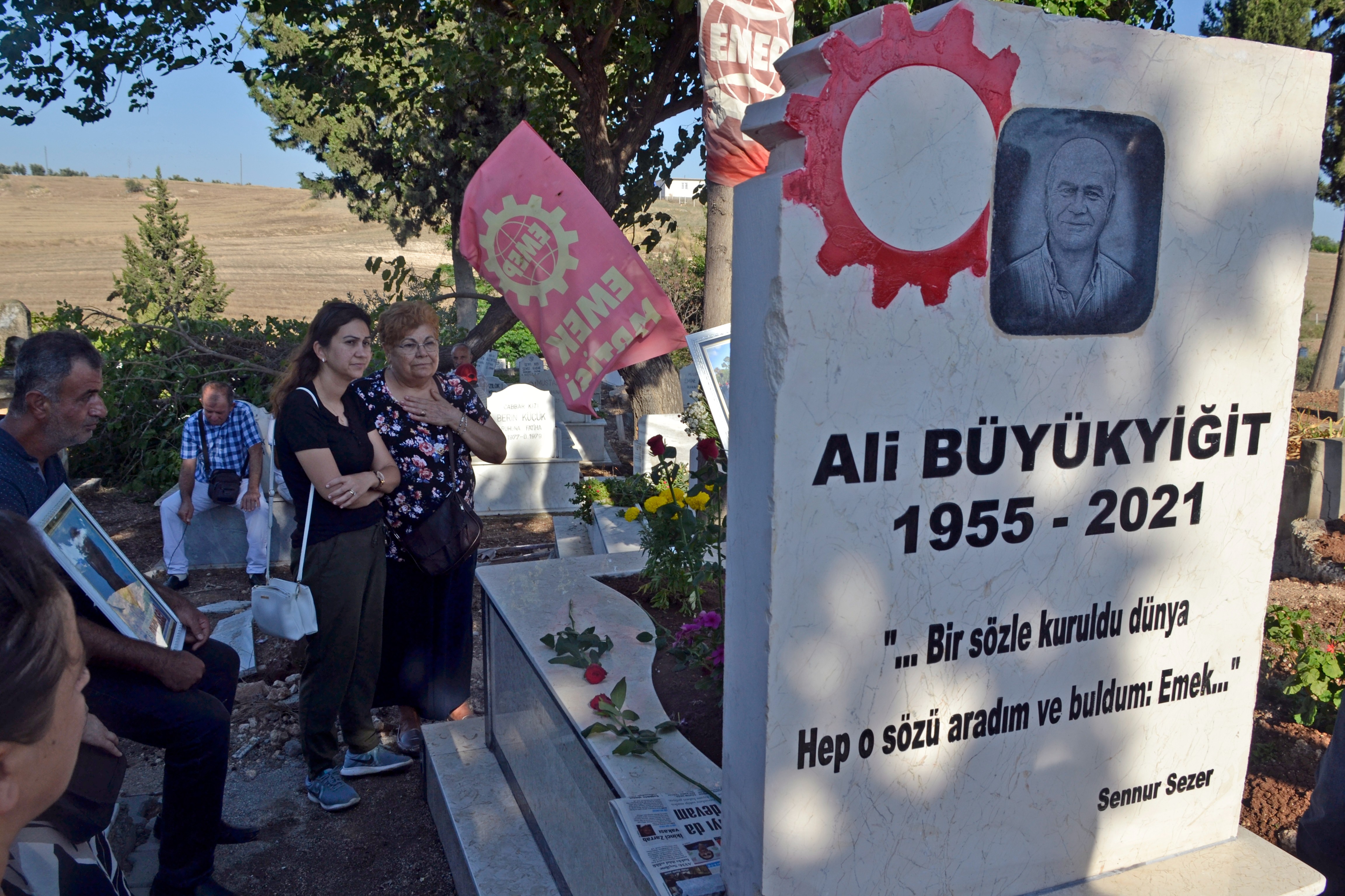 Emek Partisi Adana İl Yöneticisi Ali Büyükyiğit'in mezarı başında yapılan anma töreninden bir fotoğraf.