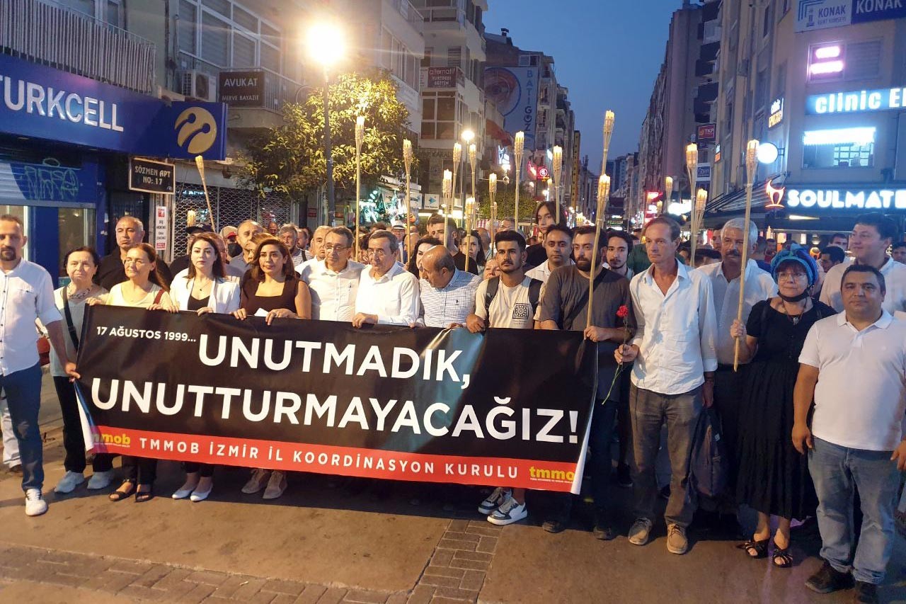 17 Ağustos depreminde yaşamını yitirenler için İzmir'de düzenlenen anma