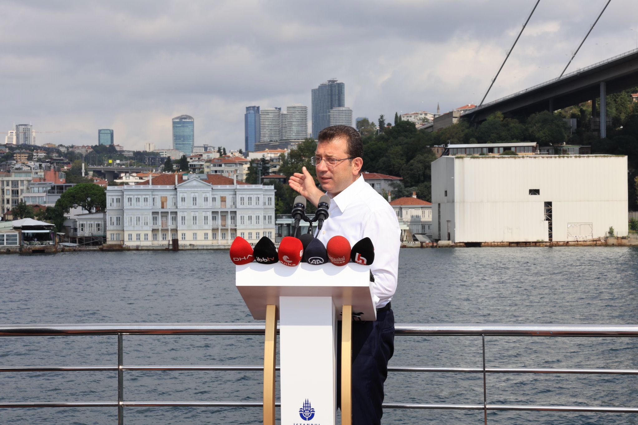 İBB Başkanı Ekrem İmamoğlu, Hatice Sultan ve Fehime Sultan yalılarına dair açıklama yaparken.