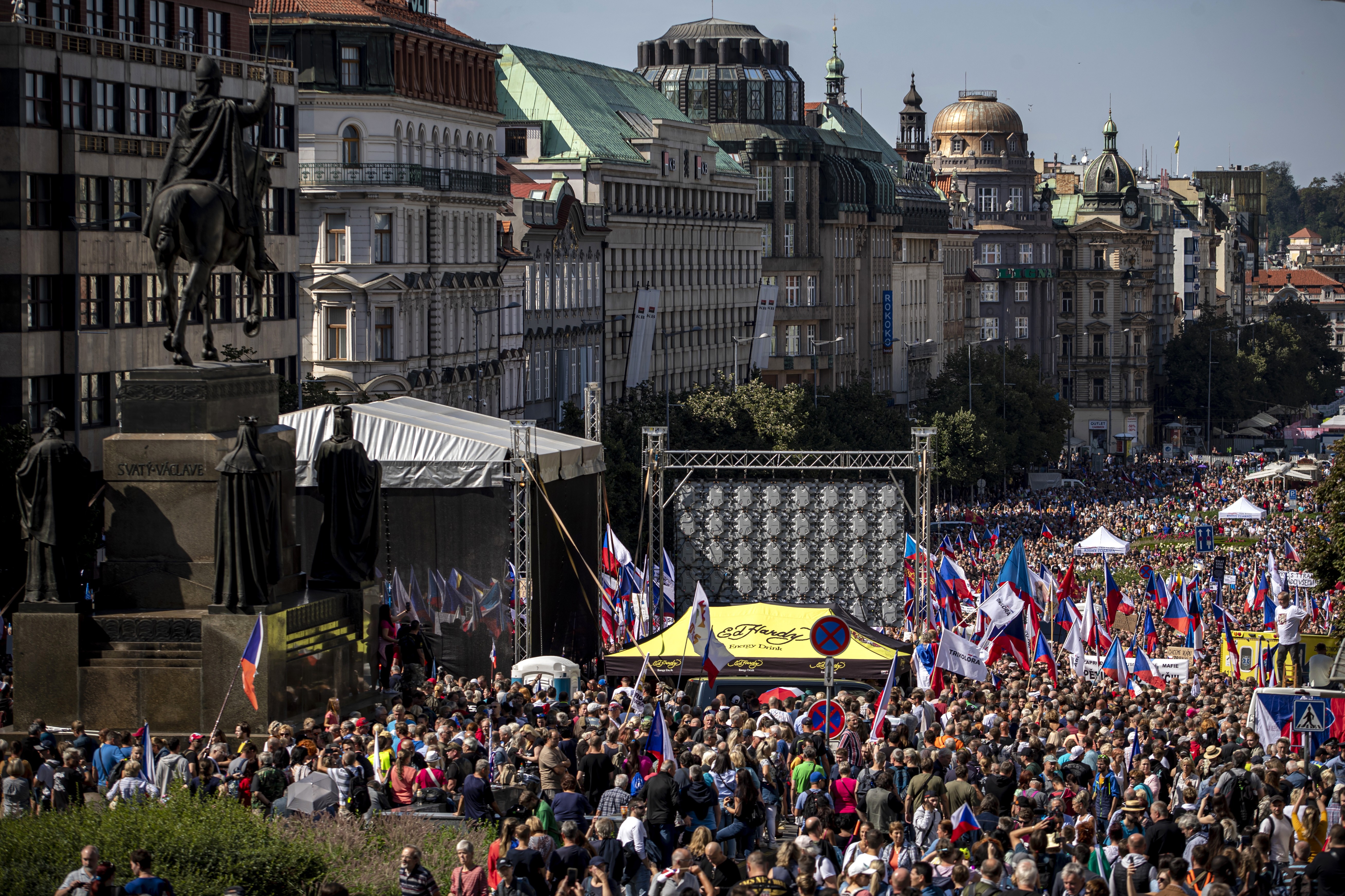 Çekya'nın başkenti Prag'da düzenlenen kitlesel protestolardan bir fotoğraf.