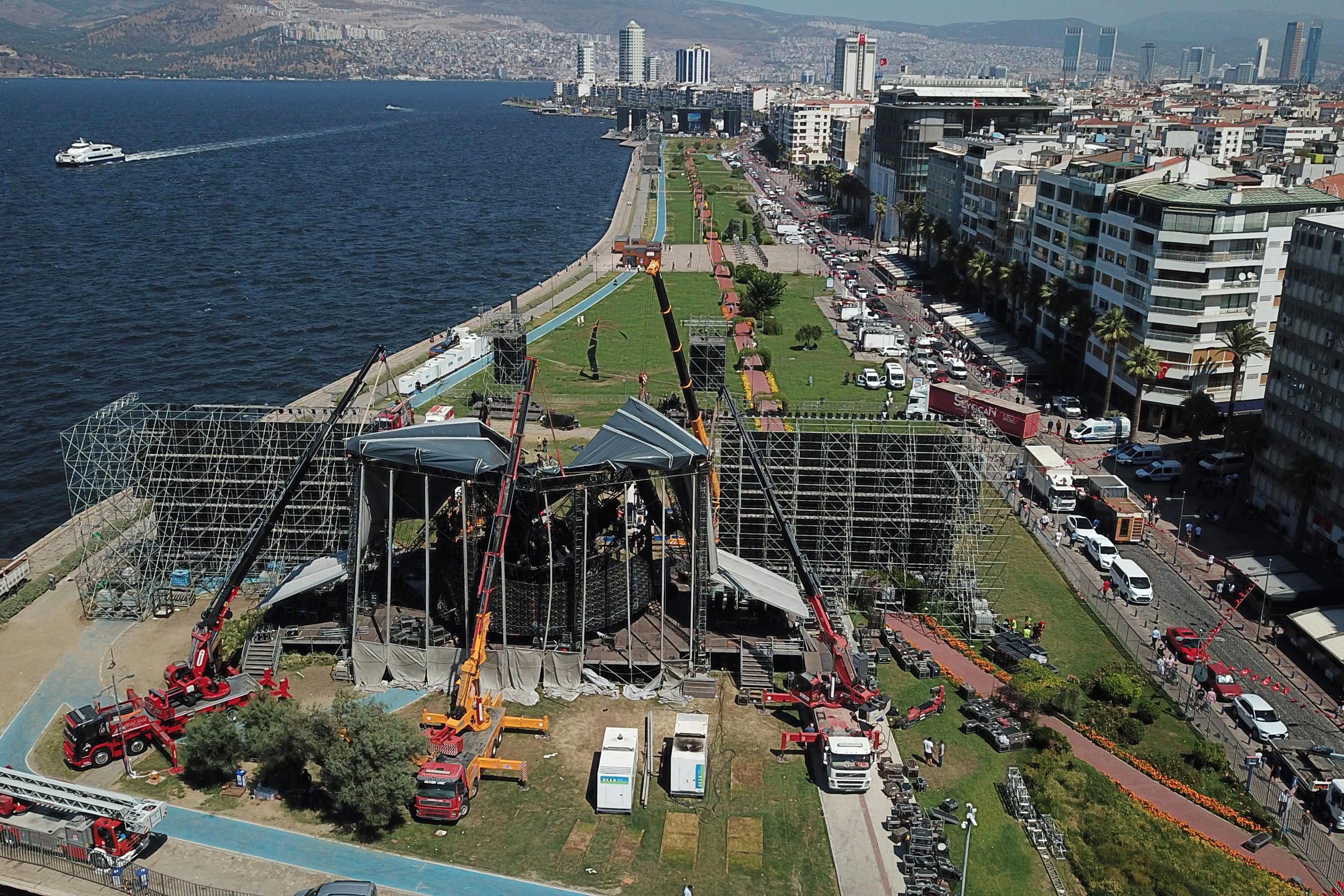 İzmir'de Tarkan'ın sahne alacağı konser alanında yer alan ve çöken platform