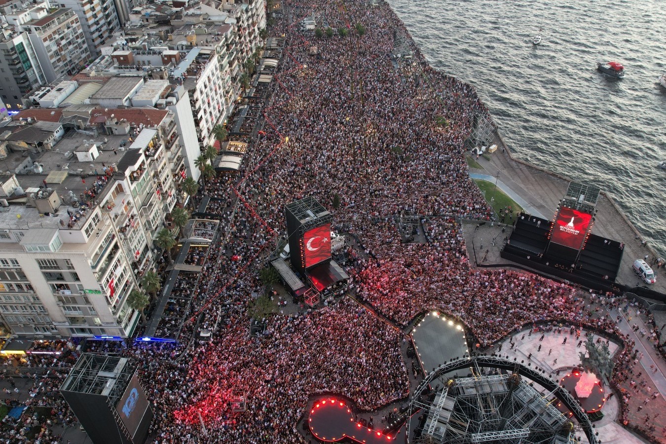 konser alanı, kalabalık, sahne, deniz, binalar