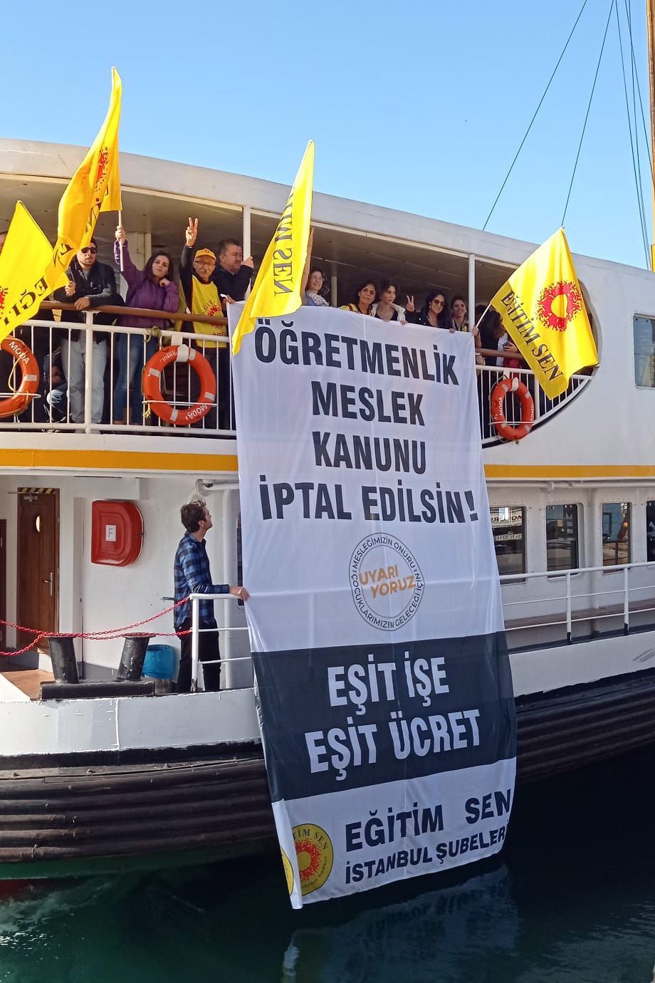 Kadıköy’de iş bırakan Eğitim Sen üyeleri İskele Meydanı’nda kısa bir açıklama yaptıktan sonra İstanbul İl Milli Eğitim Müdürlüğü önünde yapılacak açıklamaya katılmak üzere vapura bindi.