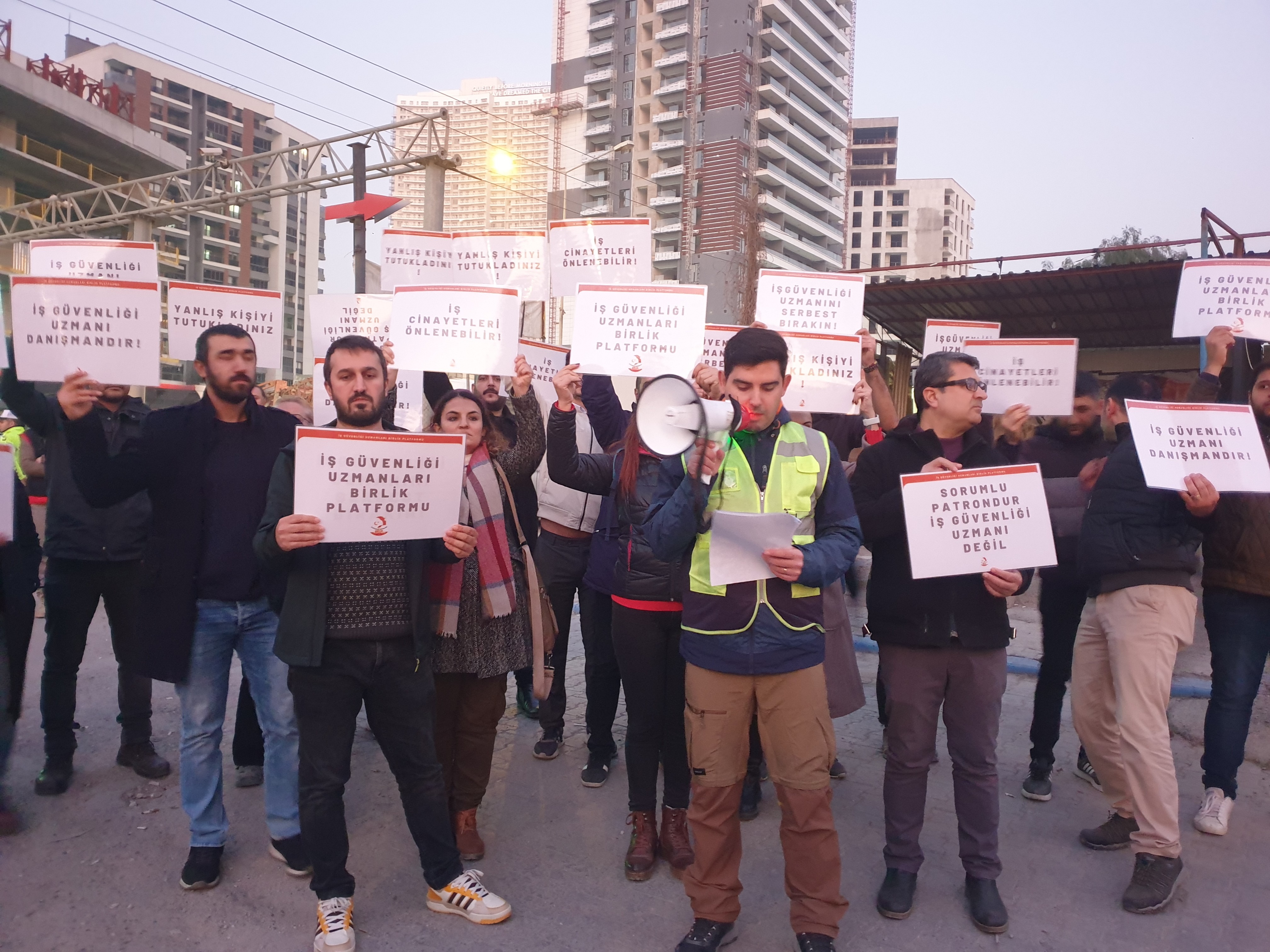 iş cinayetine karşı açıklama yapan iş güvenliği uzmanları